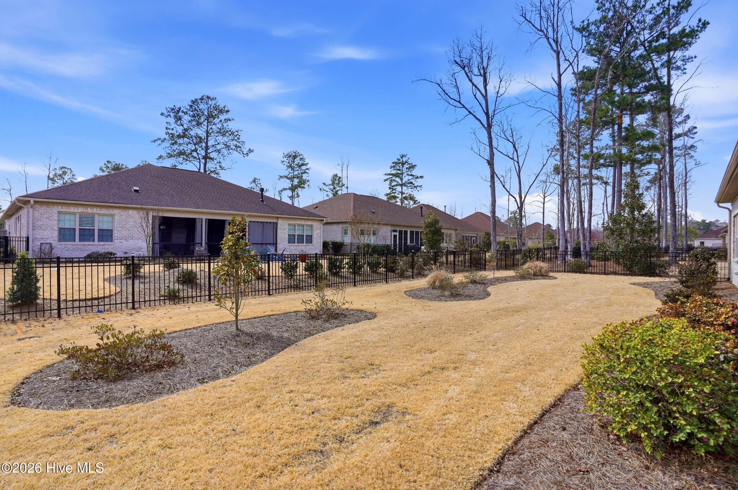 100560979 | Photo 45