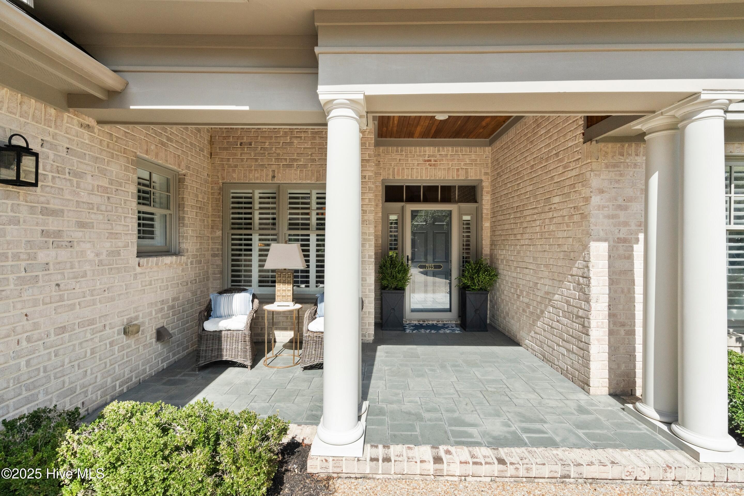 100520389 | Photo 10