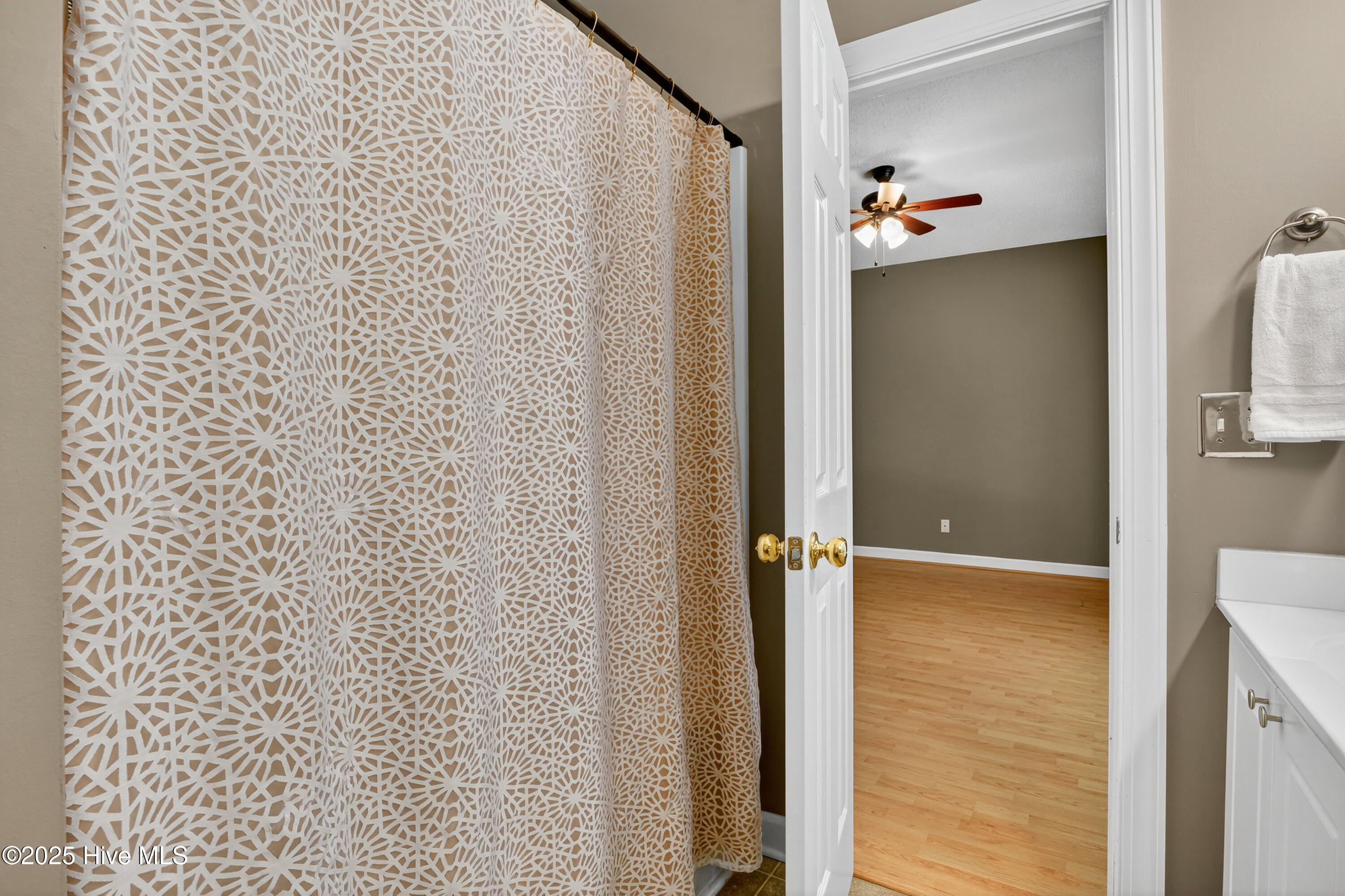 100526304 | Photo 18