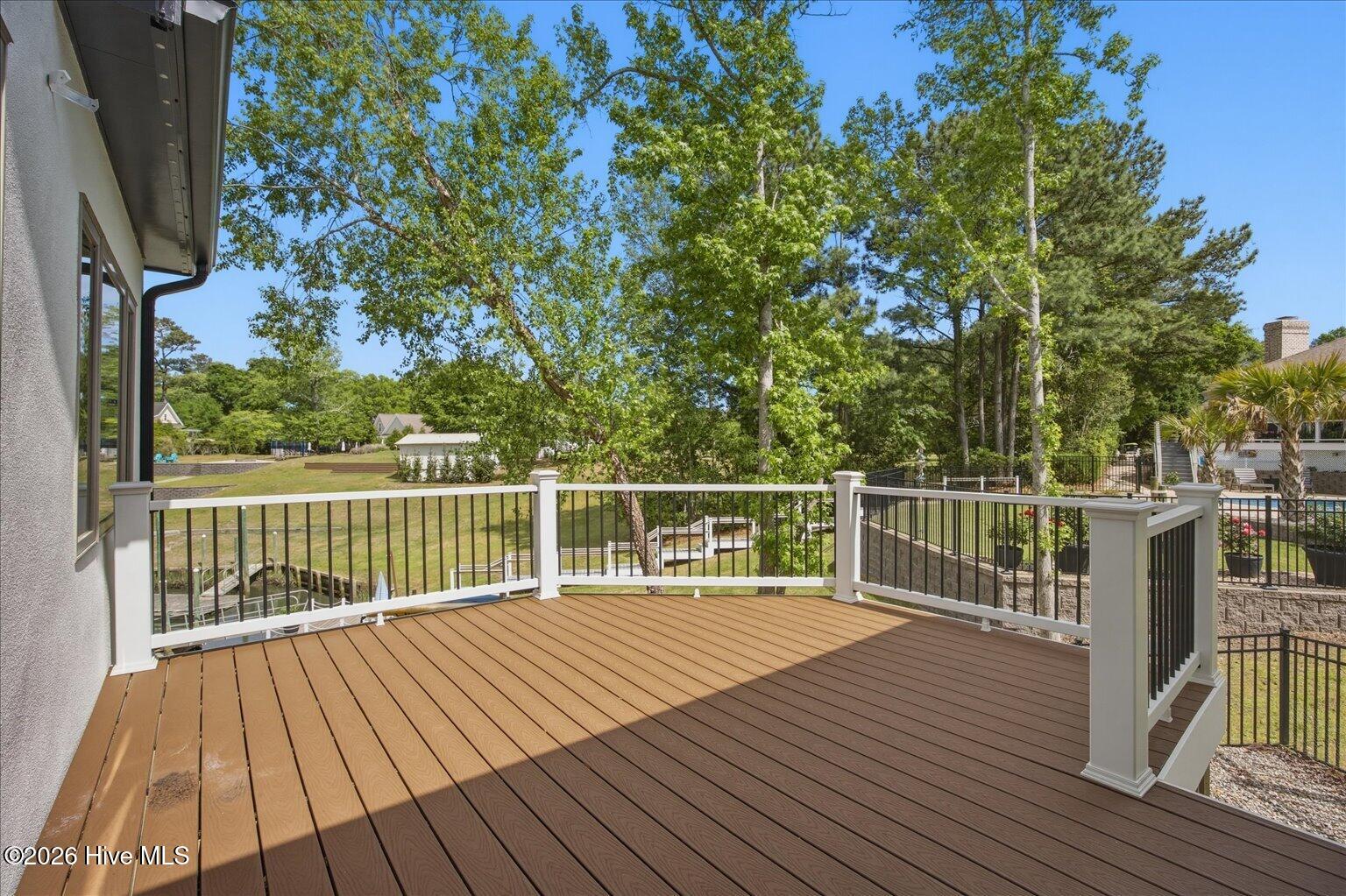 100569224 | Photo 23