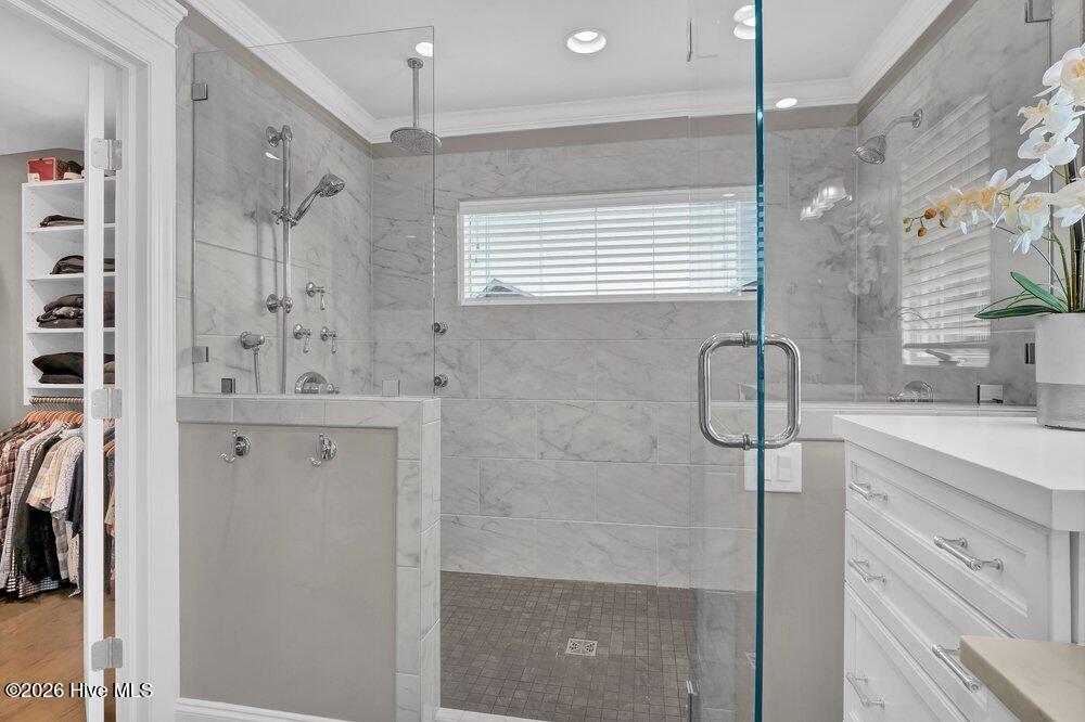 100559715 | Photo 35