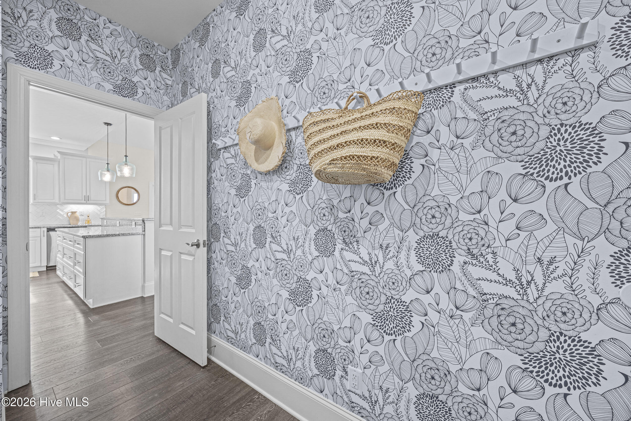 100550932 | Photo 24