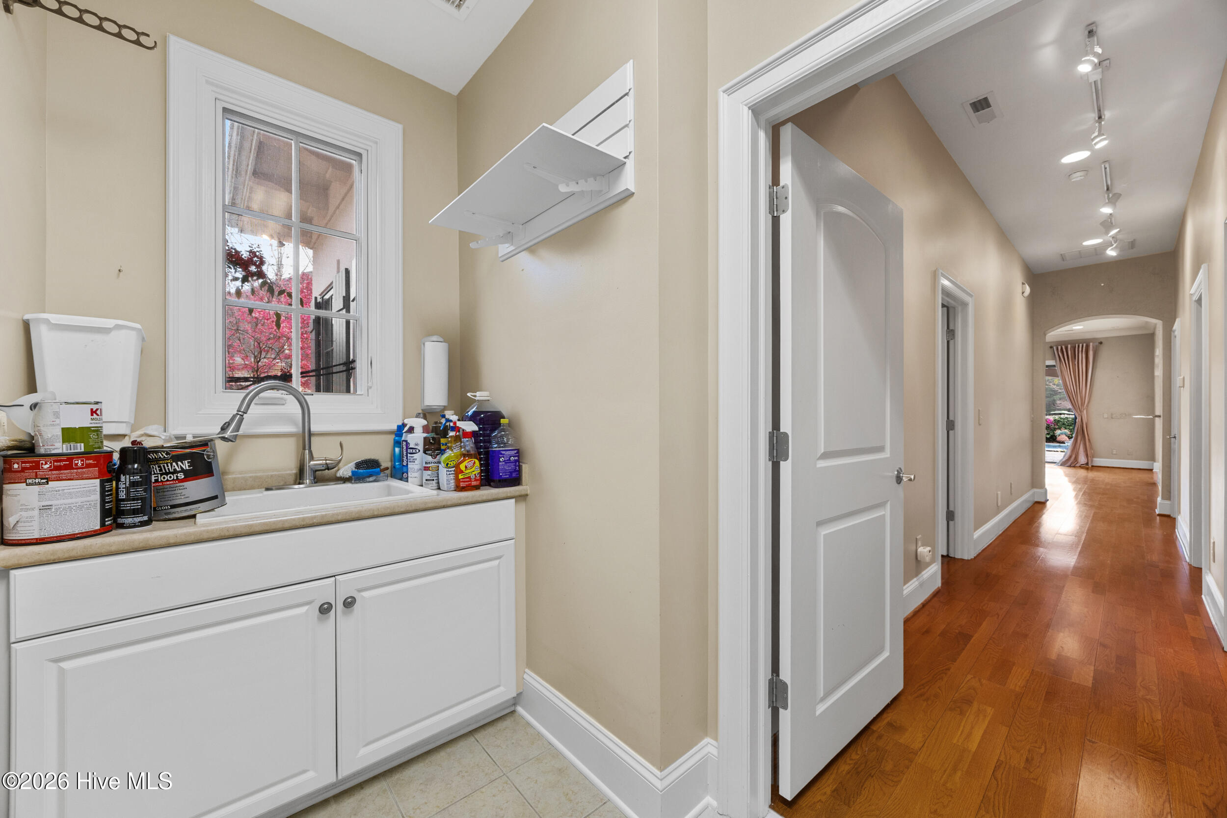 100547162 | Photo 35