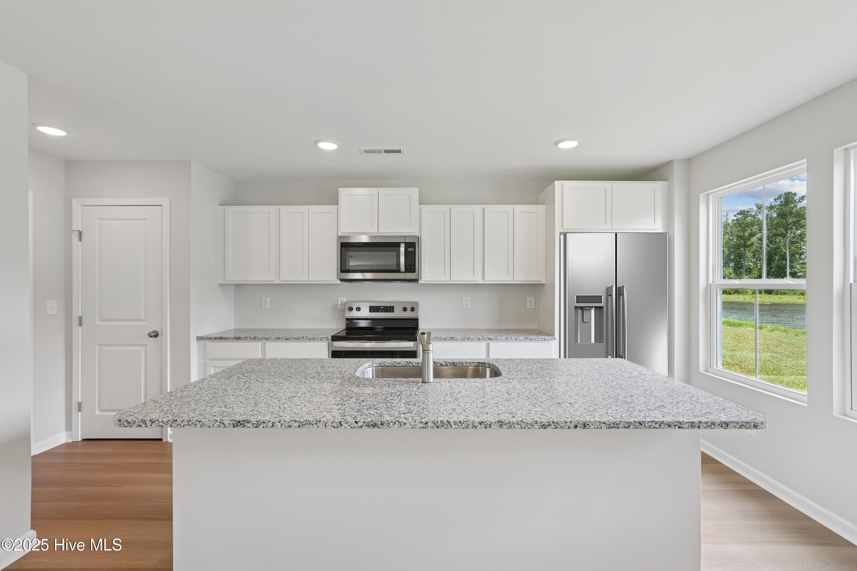 100547565 | Photo 24