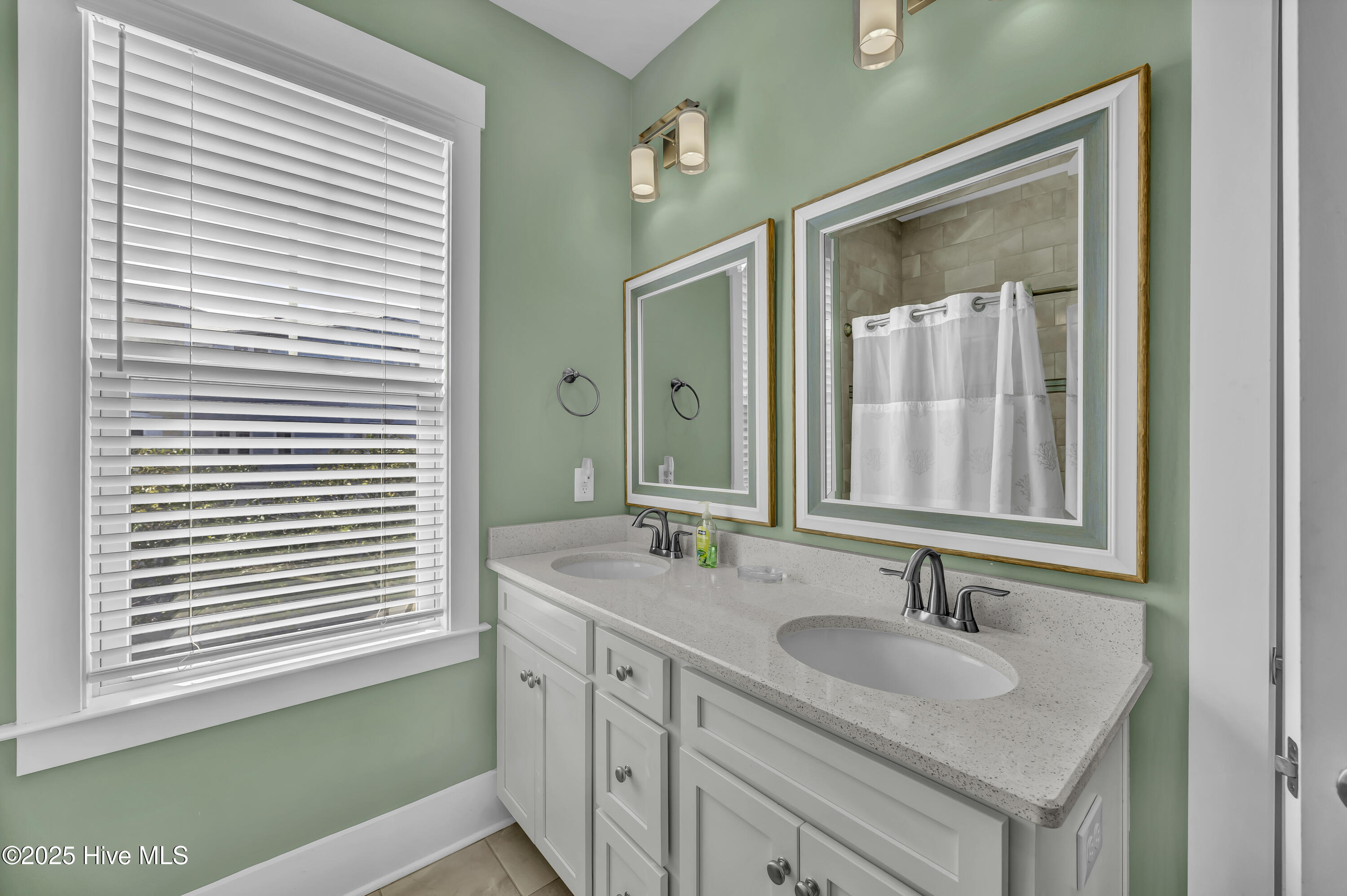 100535596 | Photo 37