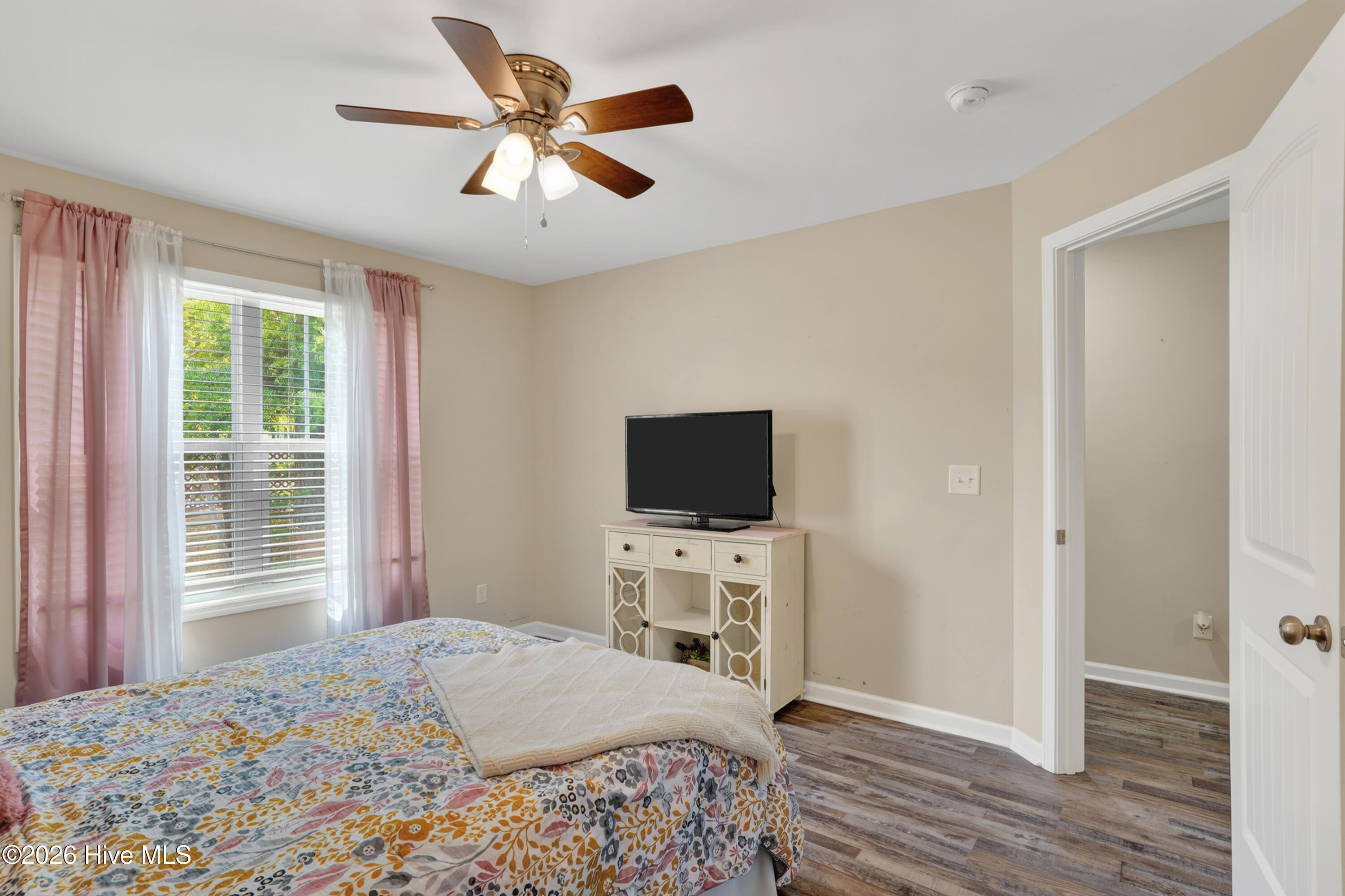 100570645 | Photo 26