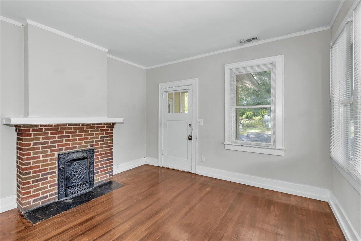 18-1926 A Howard Ave-3