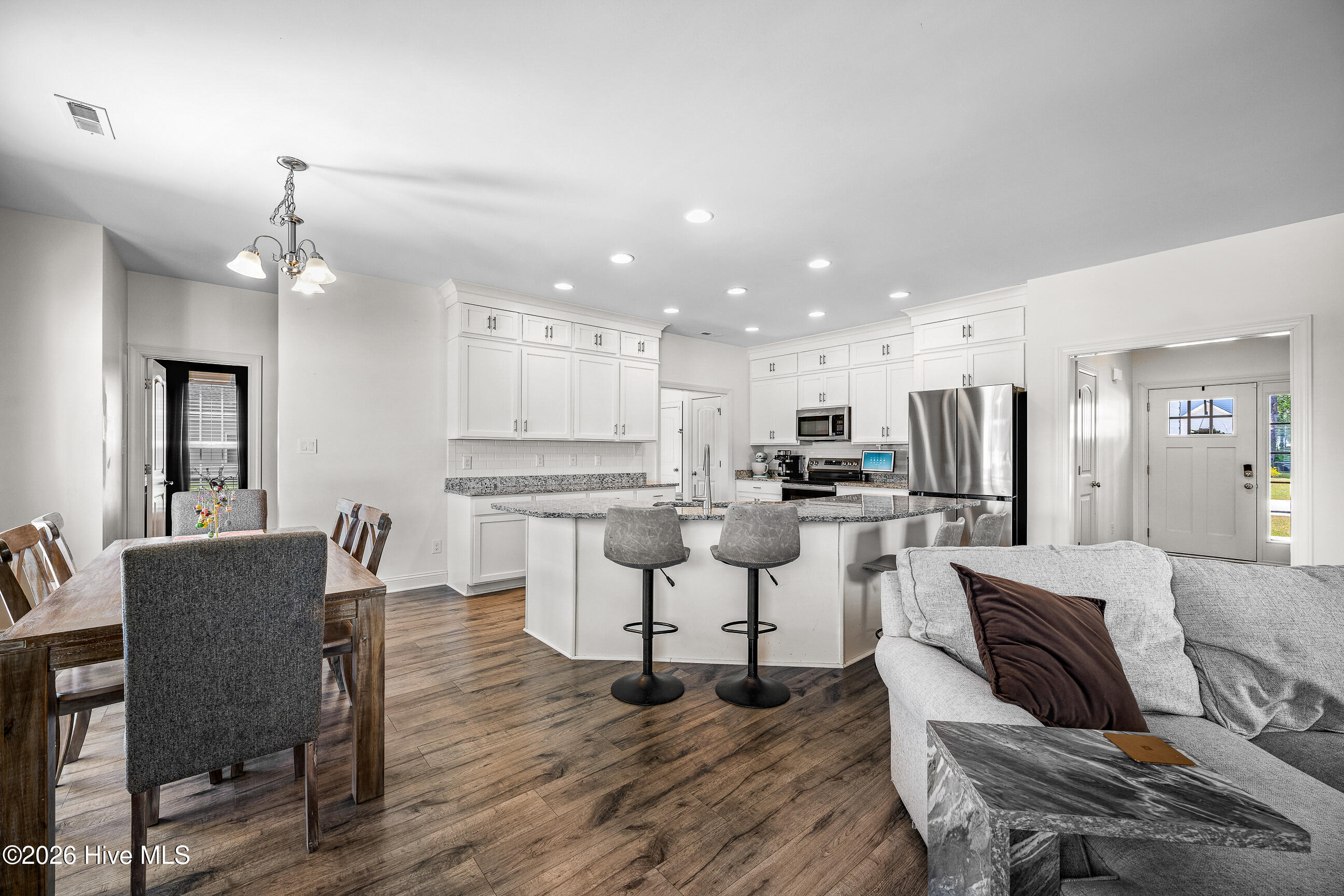 100567296 | Photo 11