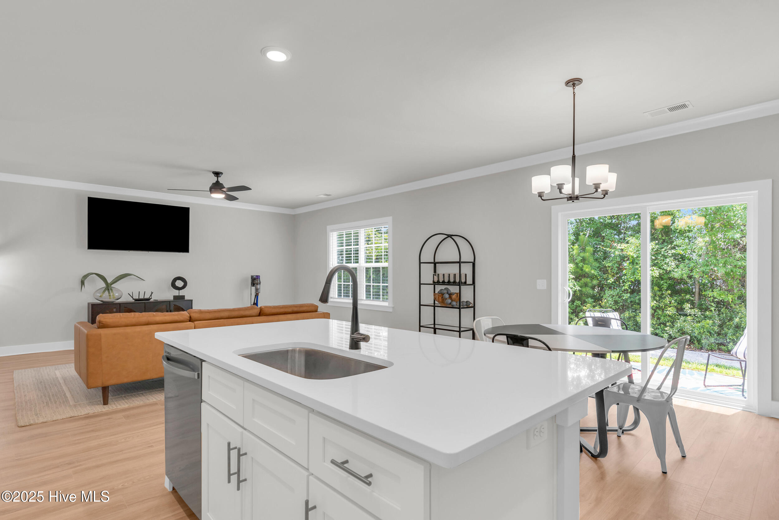 100563674 | Photo 14