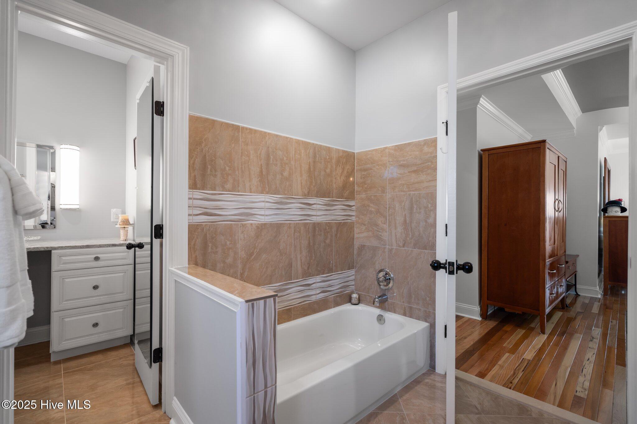 100532890 | Photo 41