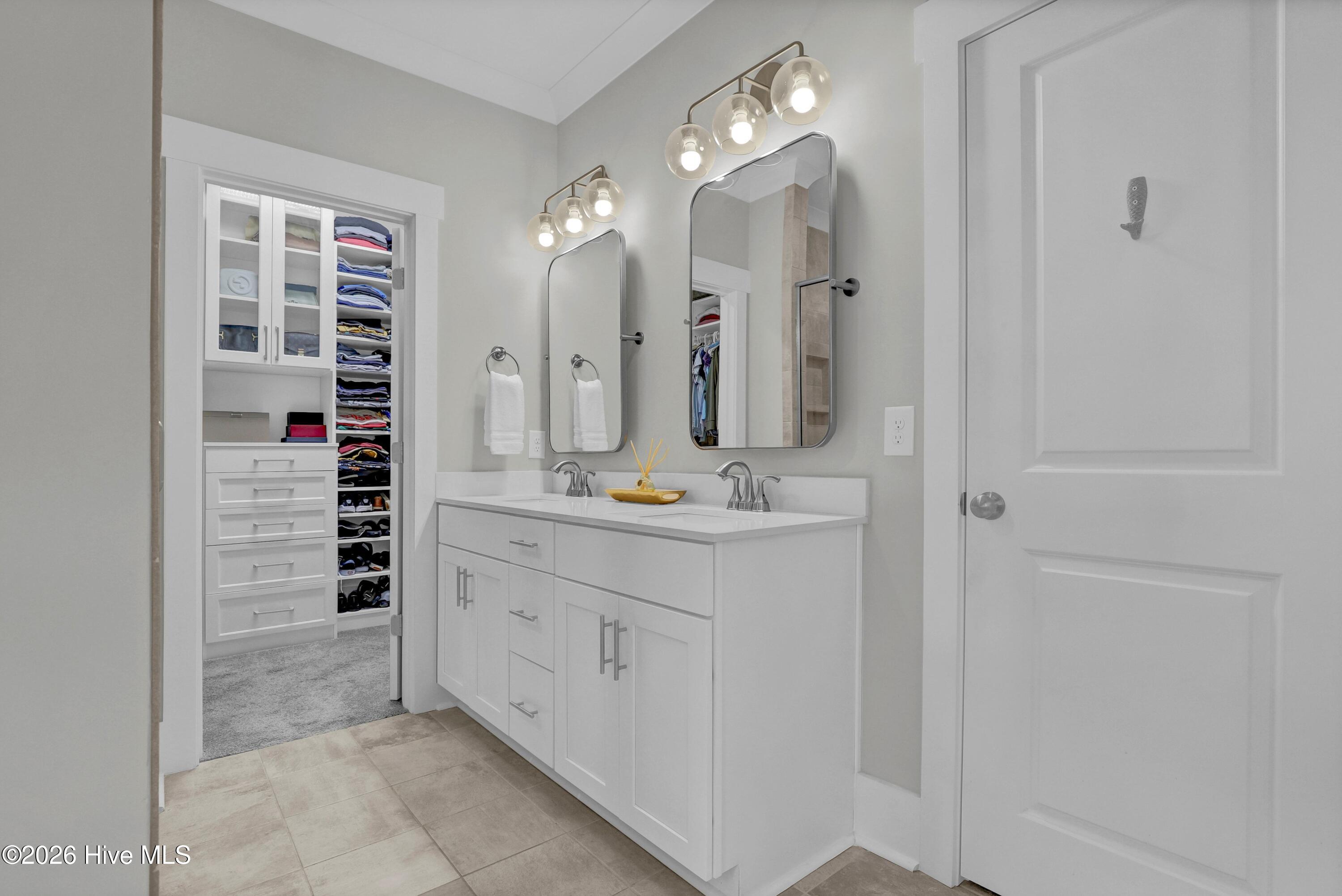 100565669 | Photo 24