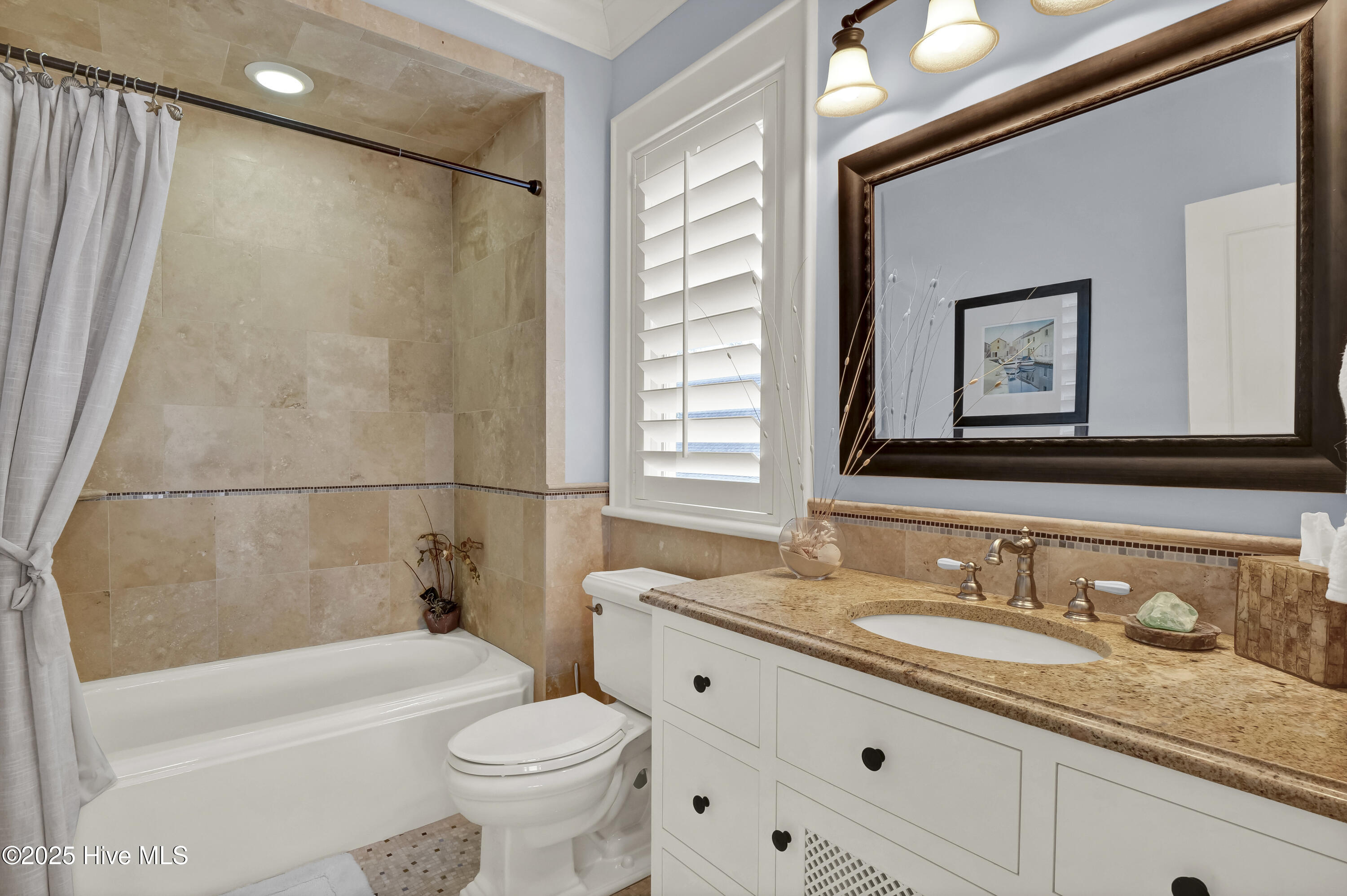 100504113 | Photo 44