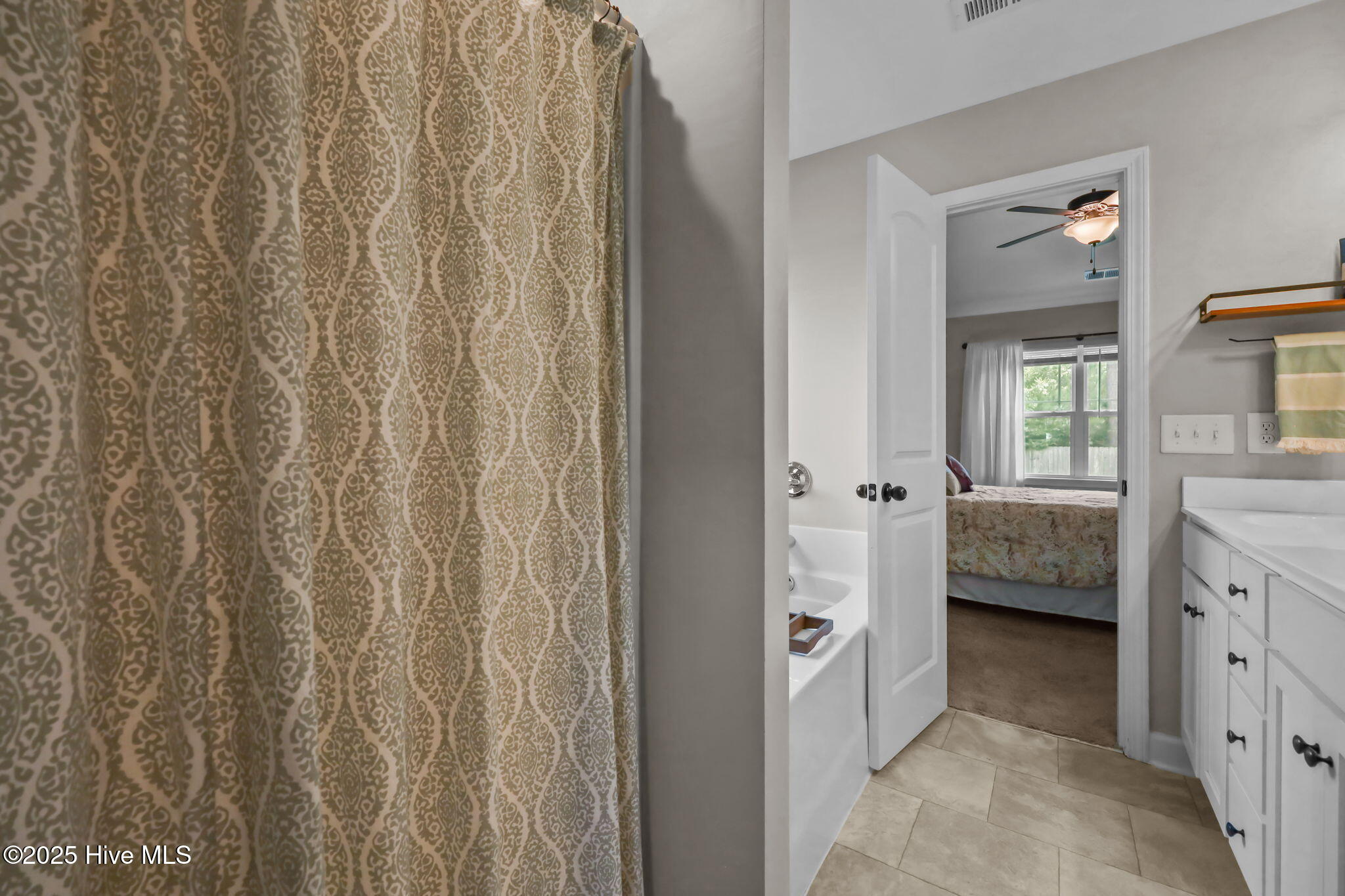 100525463 | Photo 23