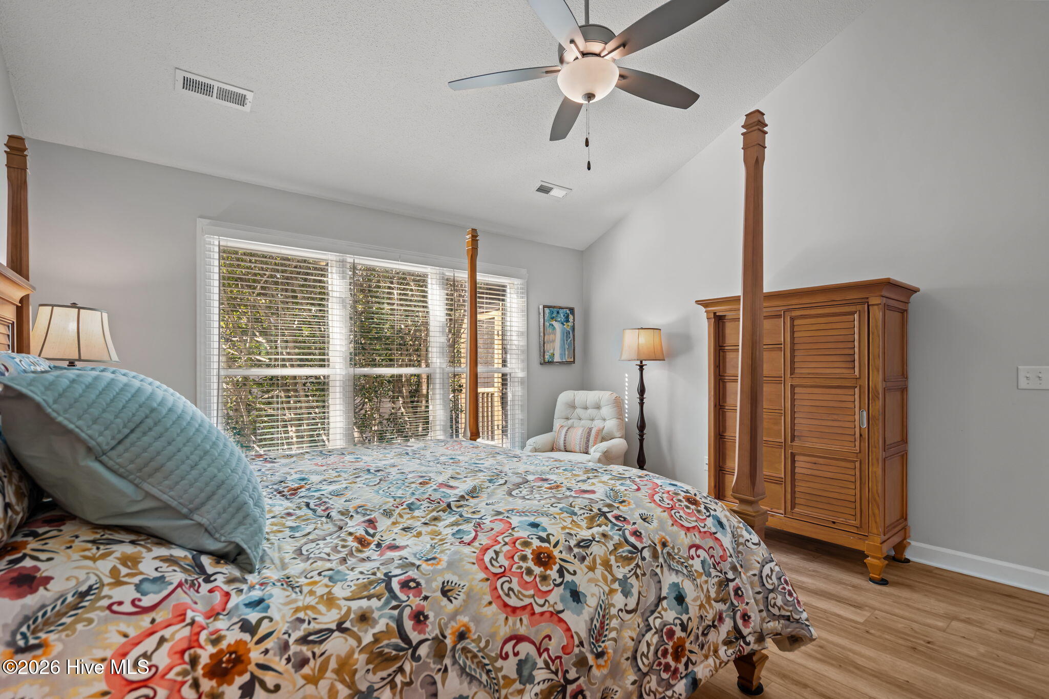 100547043 | Photo 25