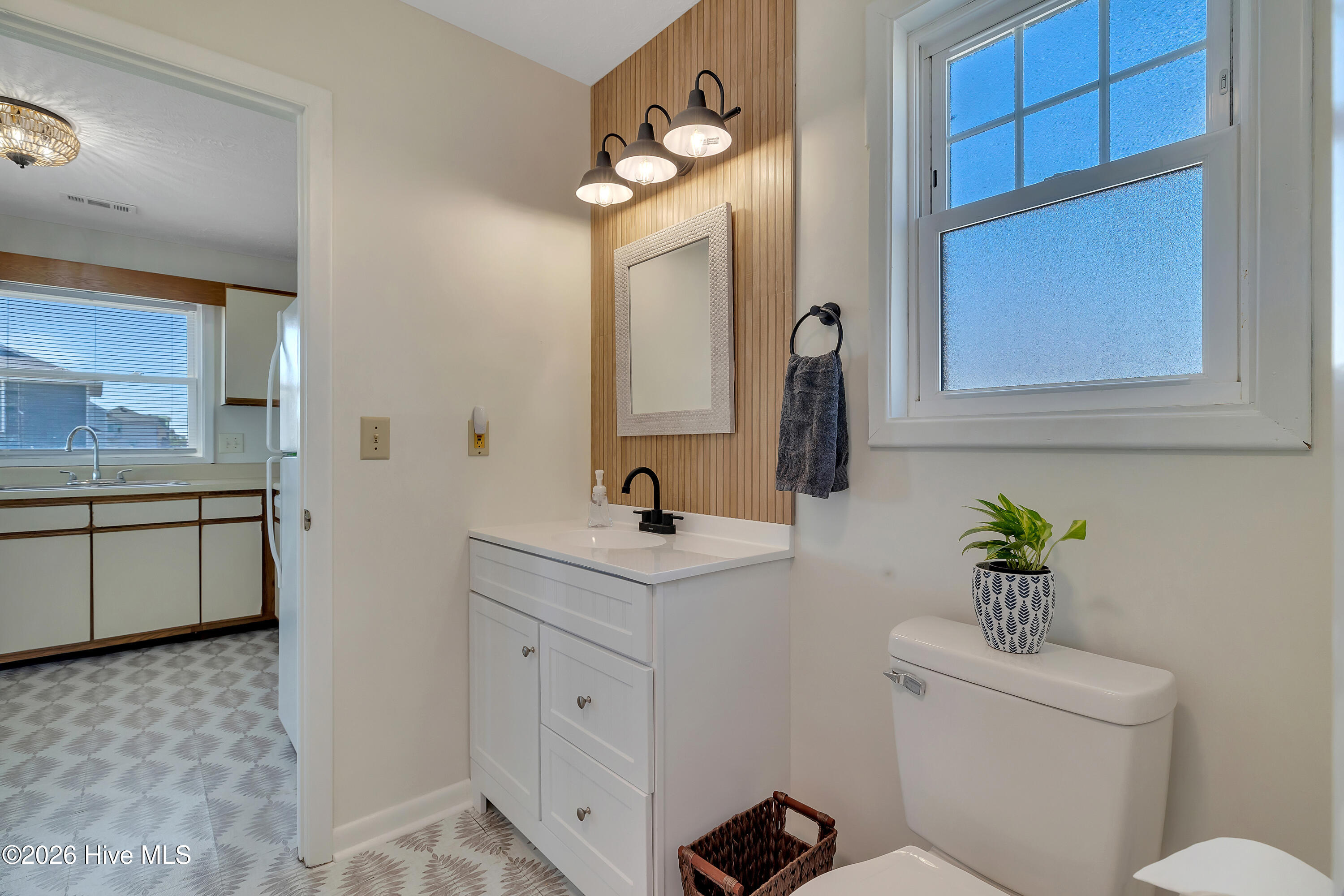 100548009 | Photo 27