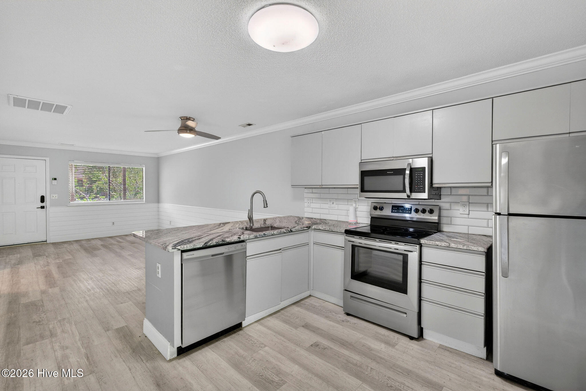 100569384 | Photo 12