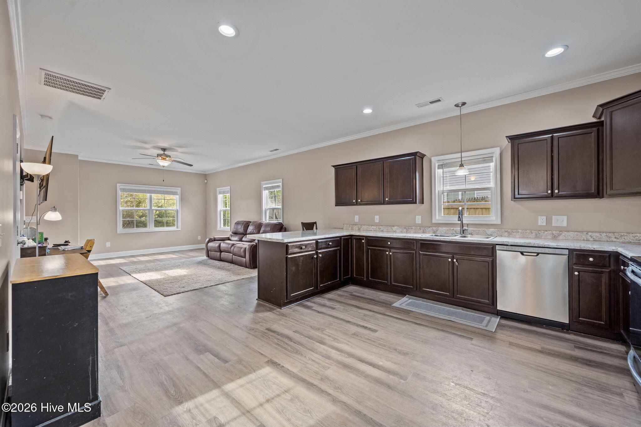 100549610 | Photo 12