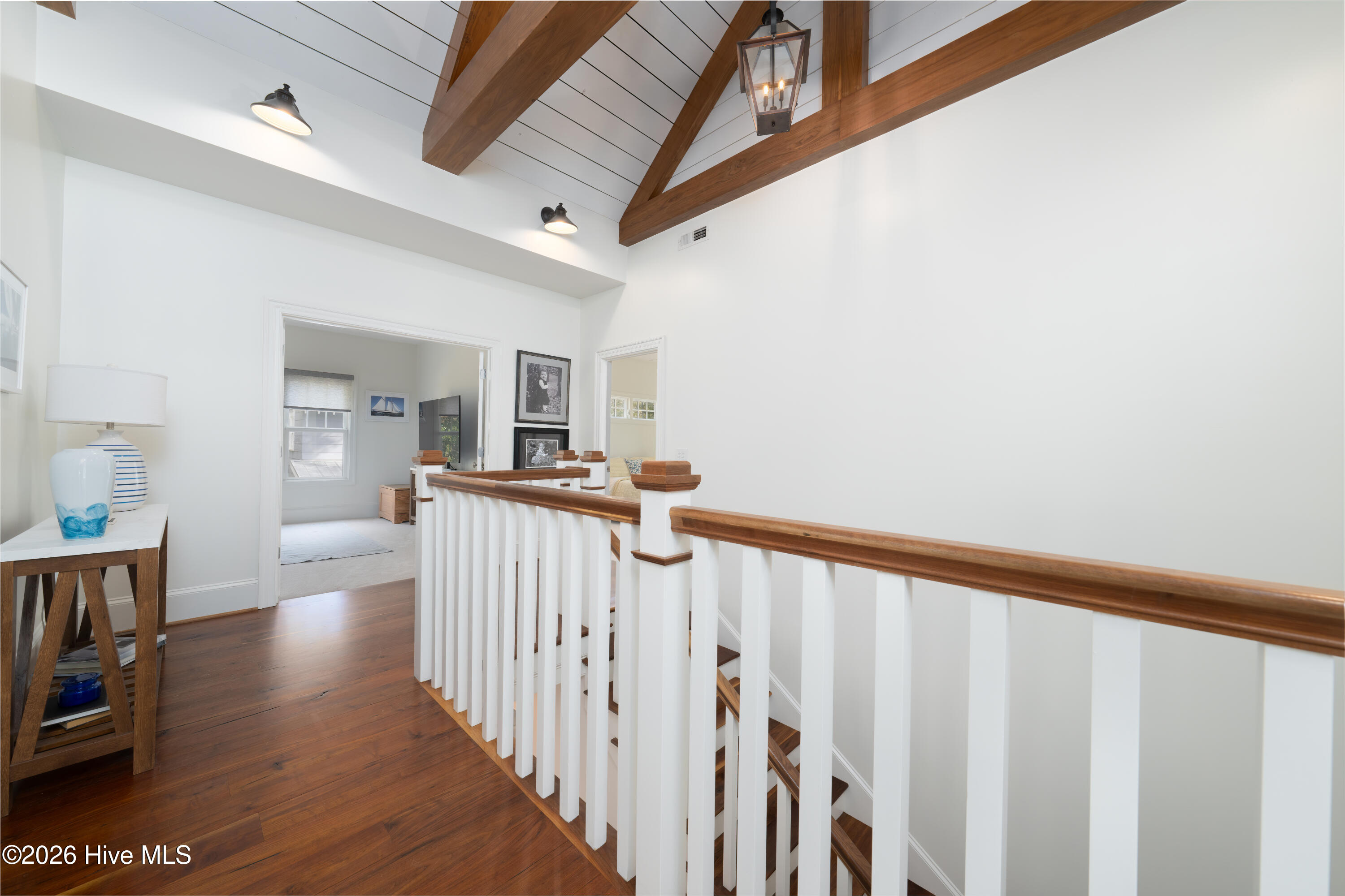 100549444 | Photo 37