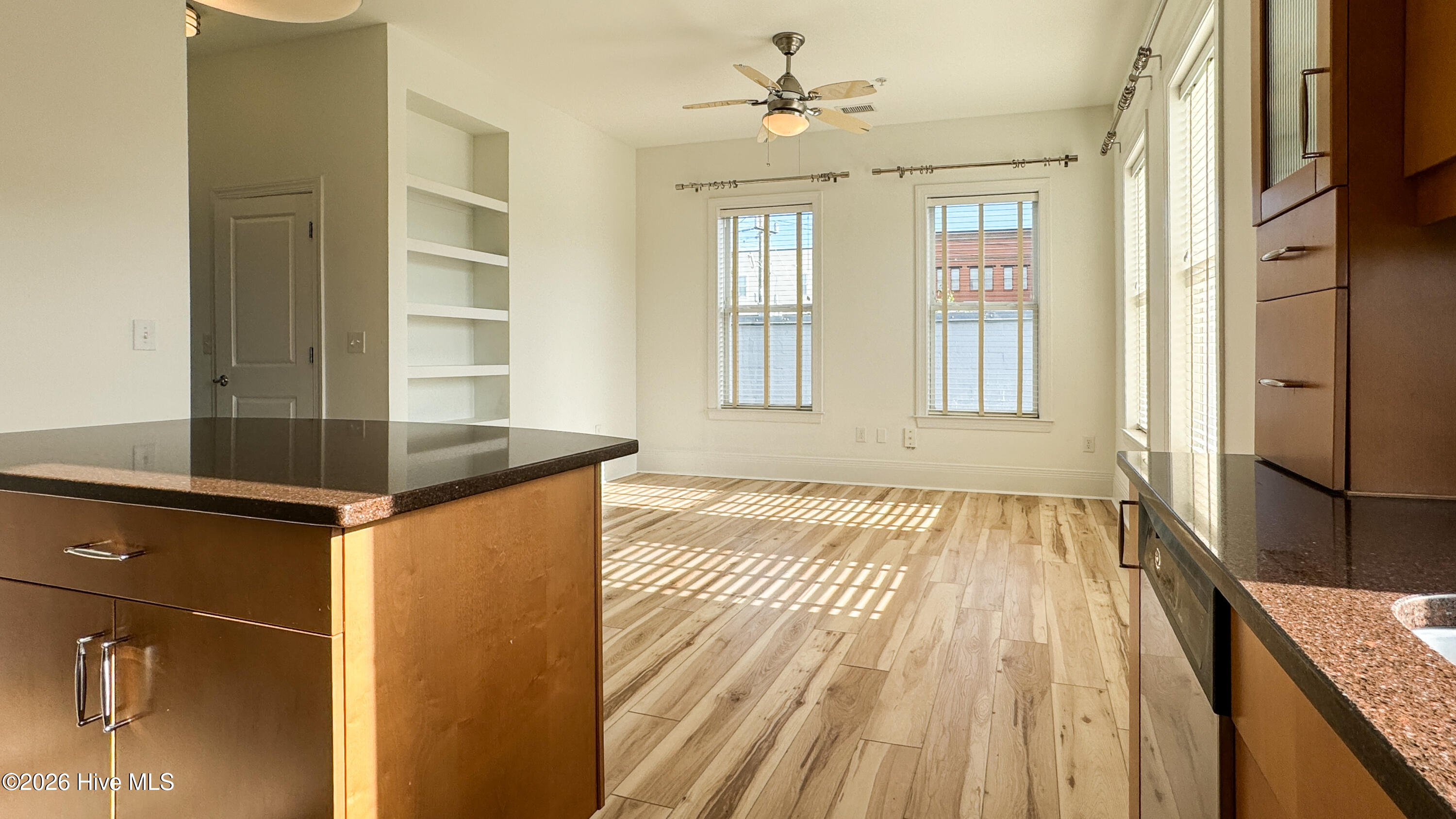 100559977 | Photo 11