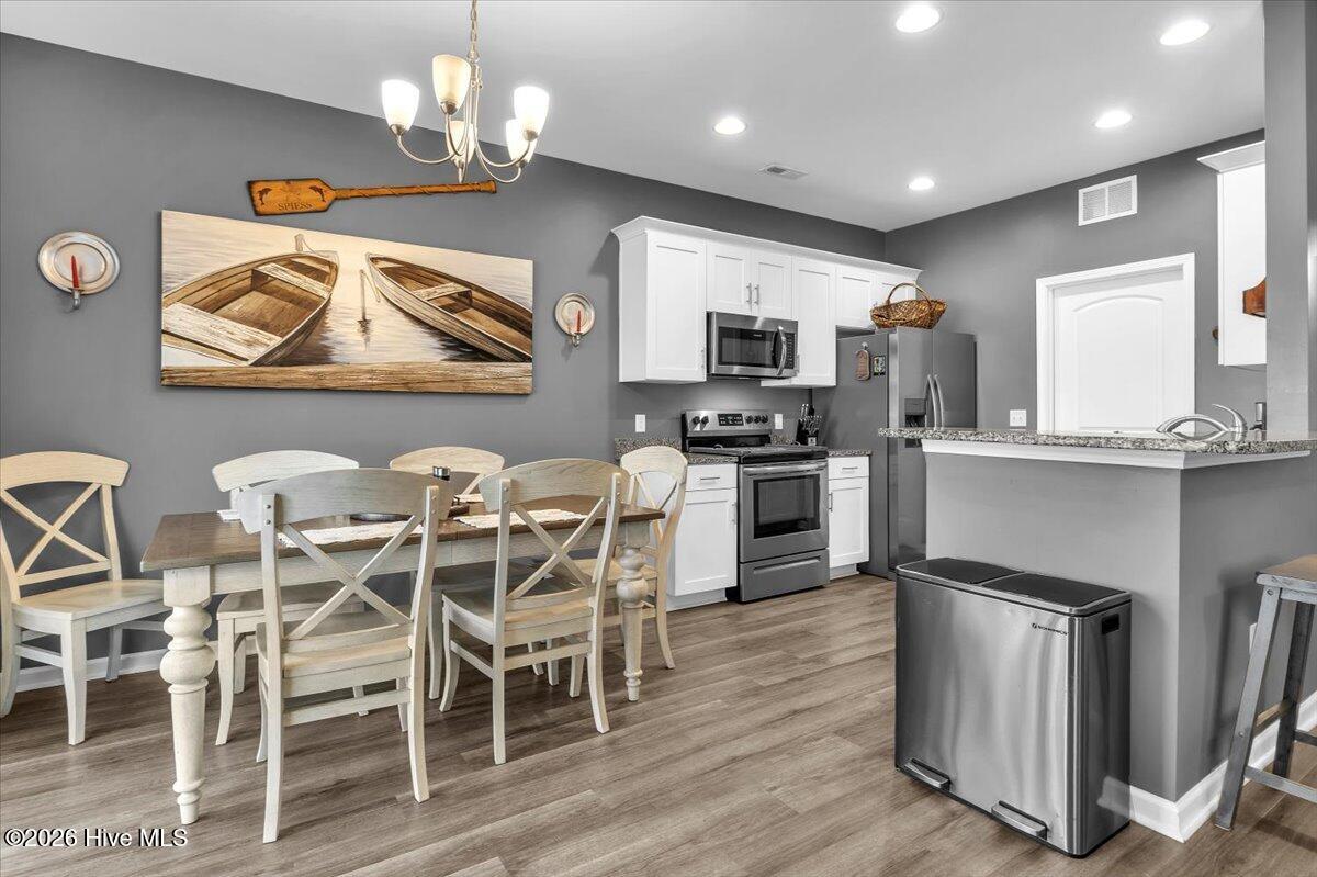 100558100 | Photo 16