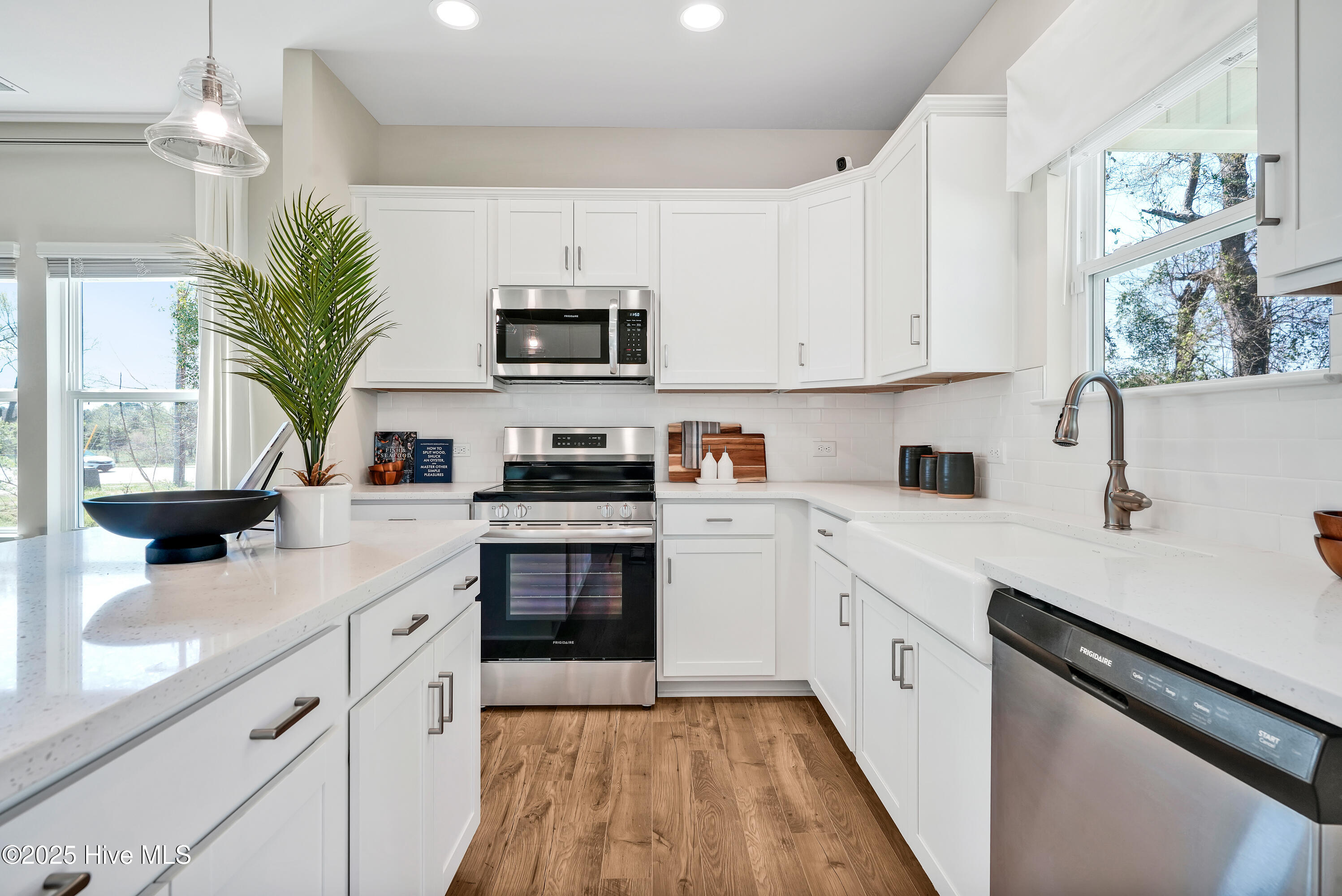 100535956 | Photo 14