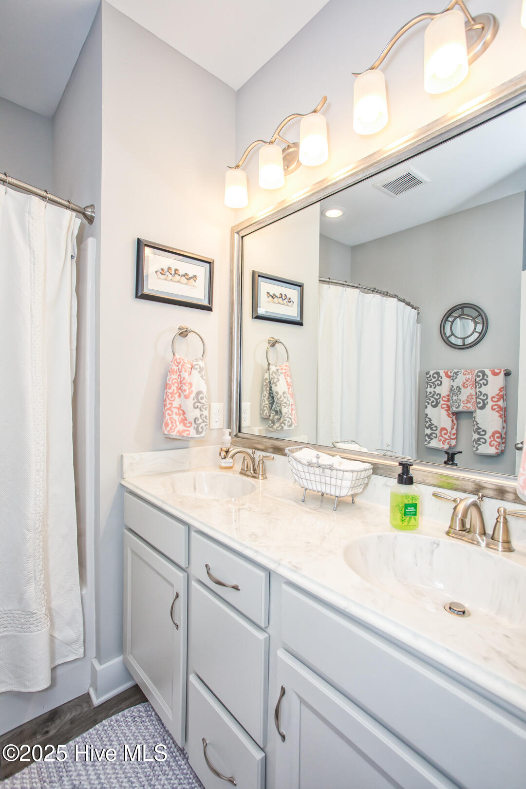 100546730 | Photo 19