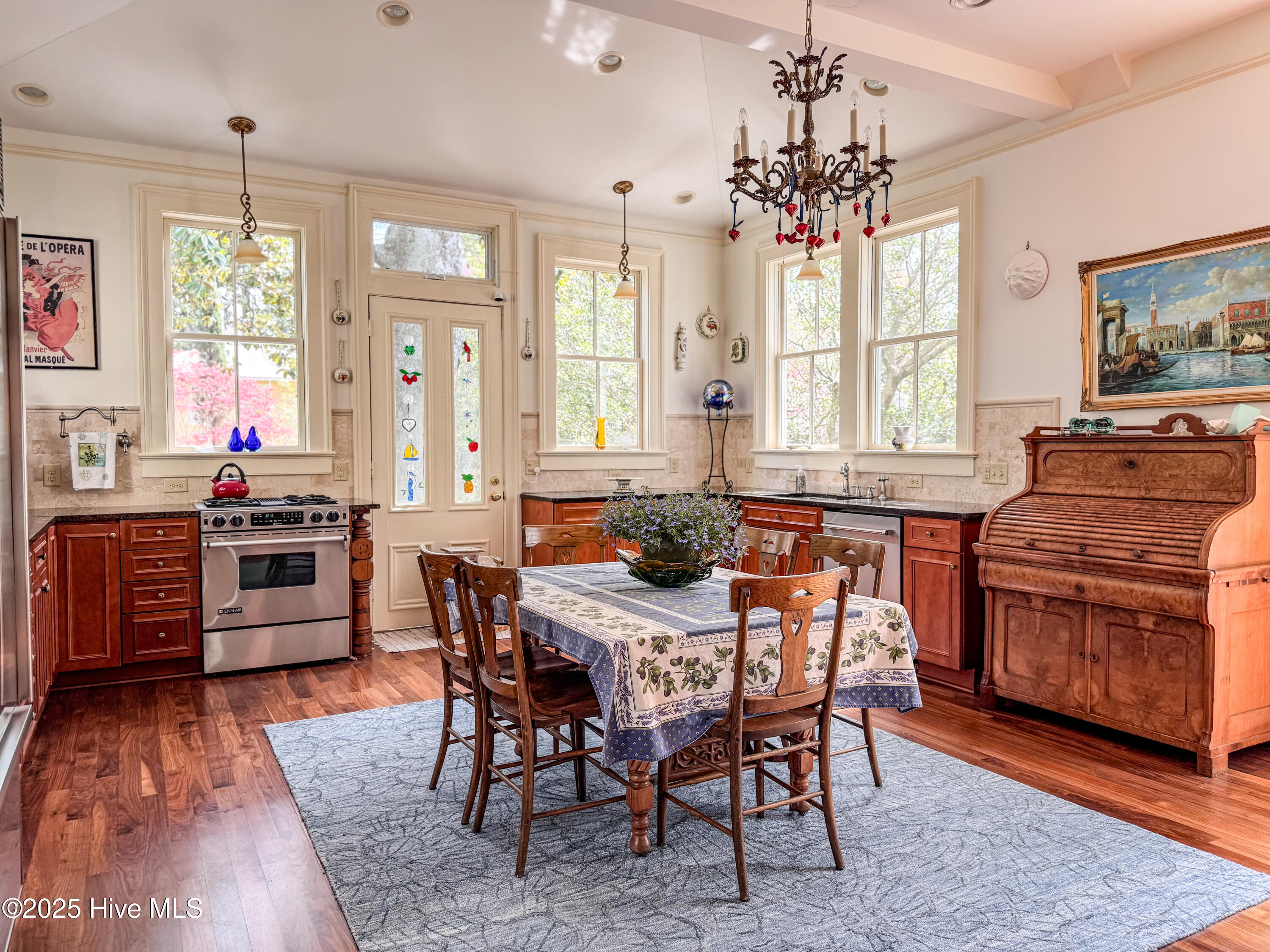 100501936 | Photo 37