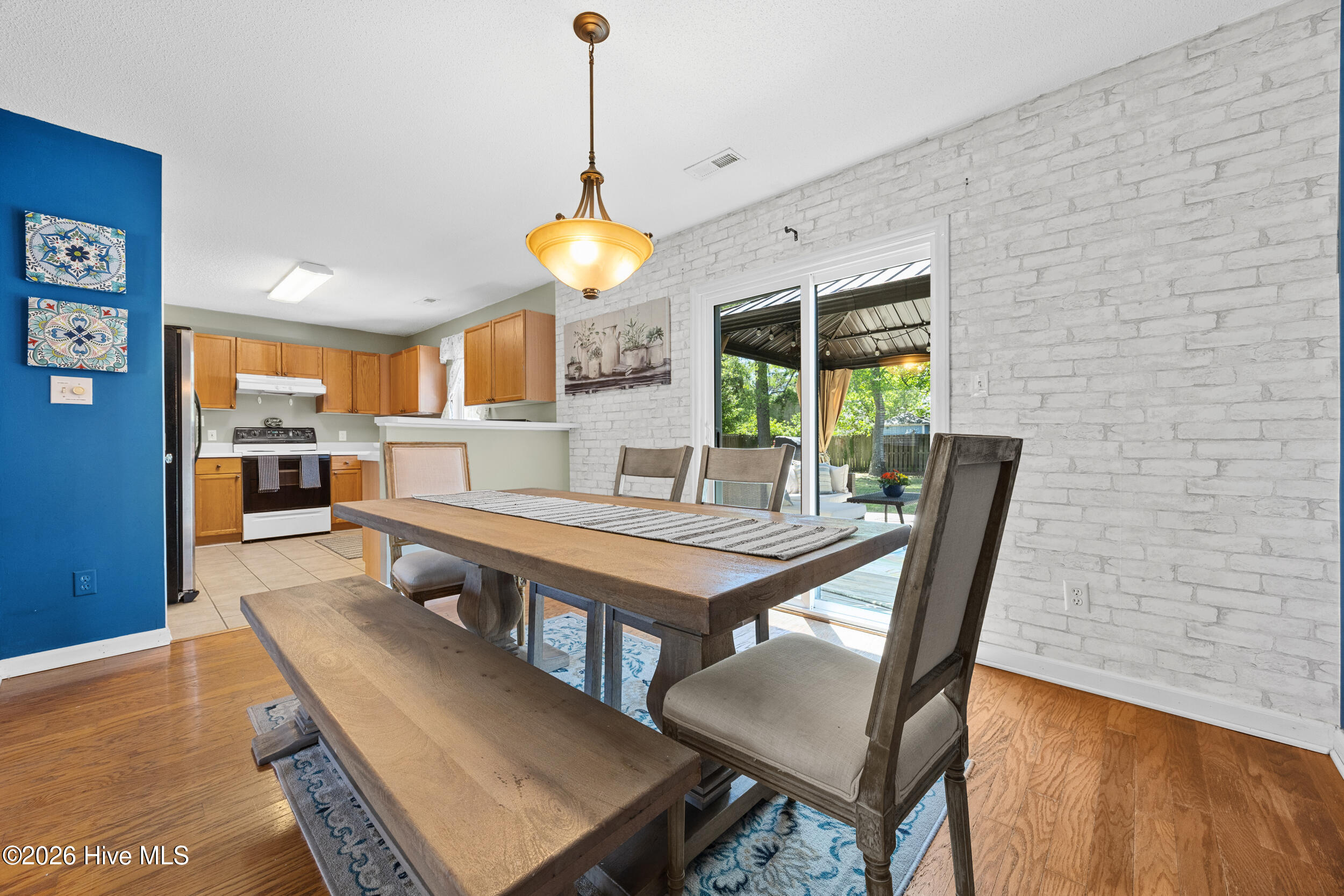 100569282 | Photo 12