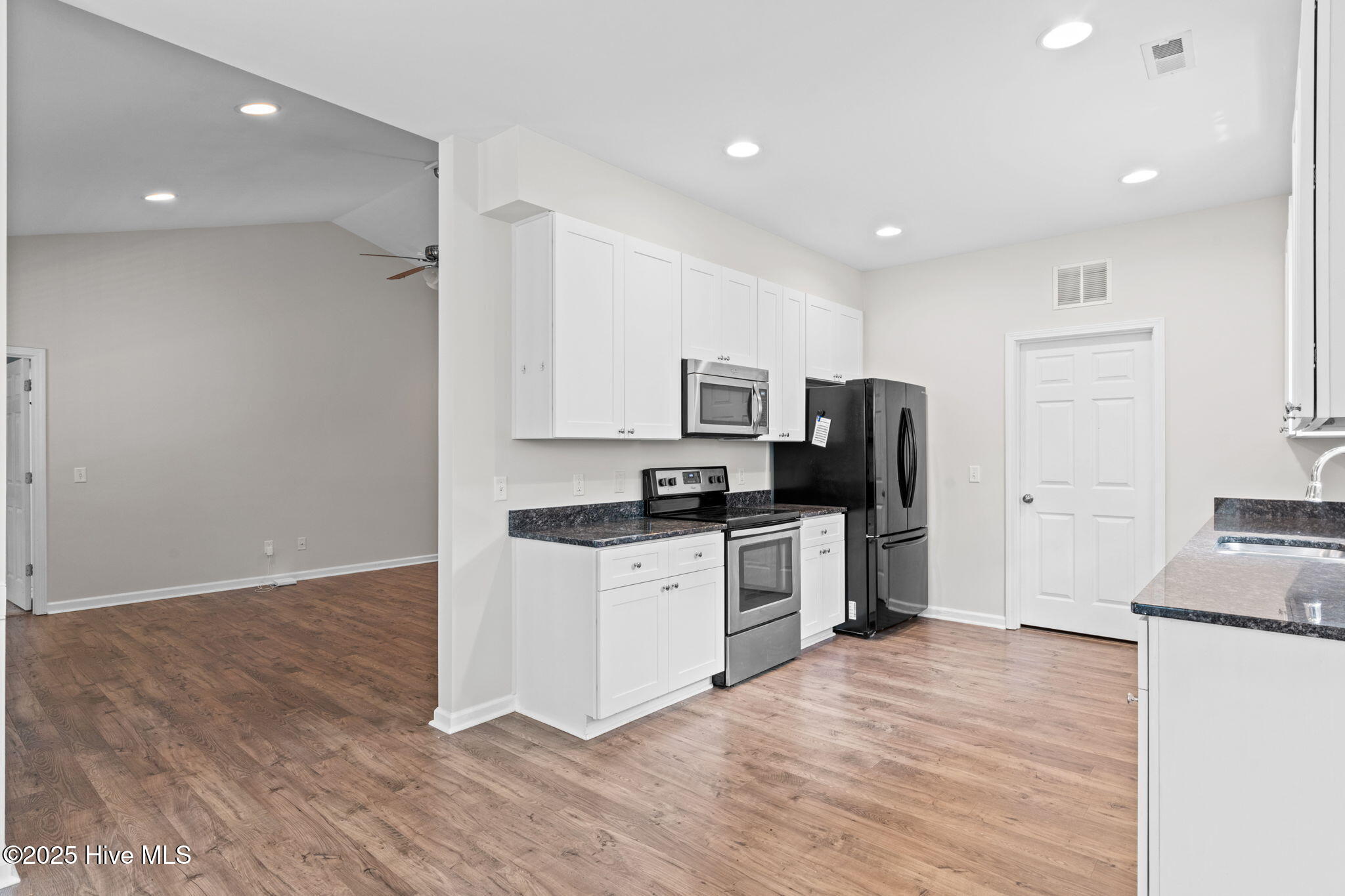 100501996 | Photo 16