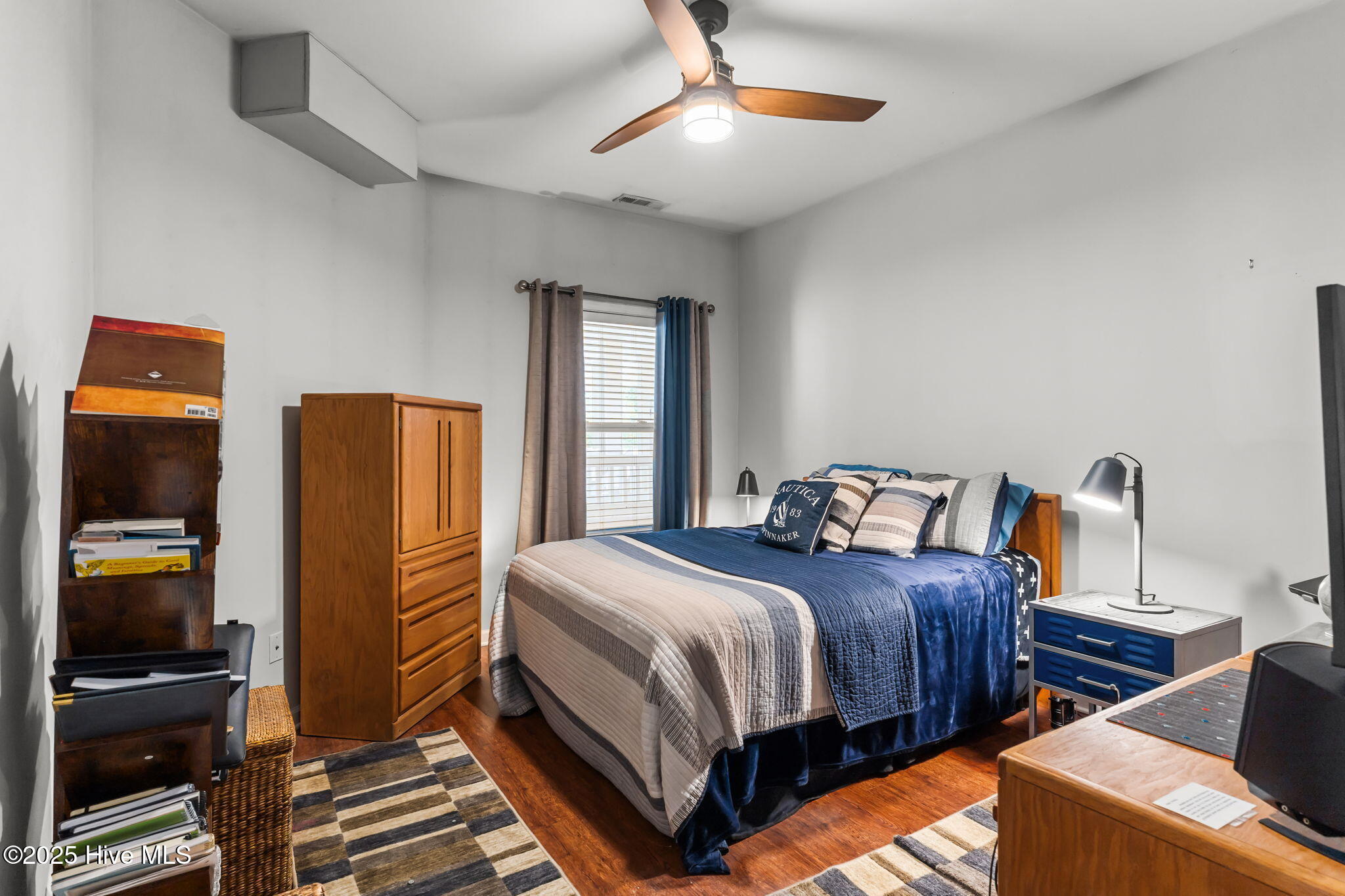 100532353 | Photo 25