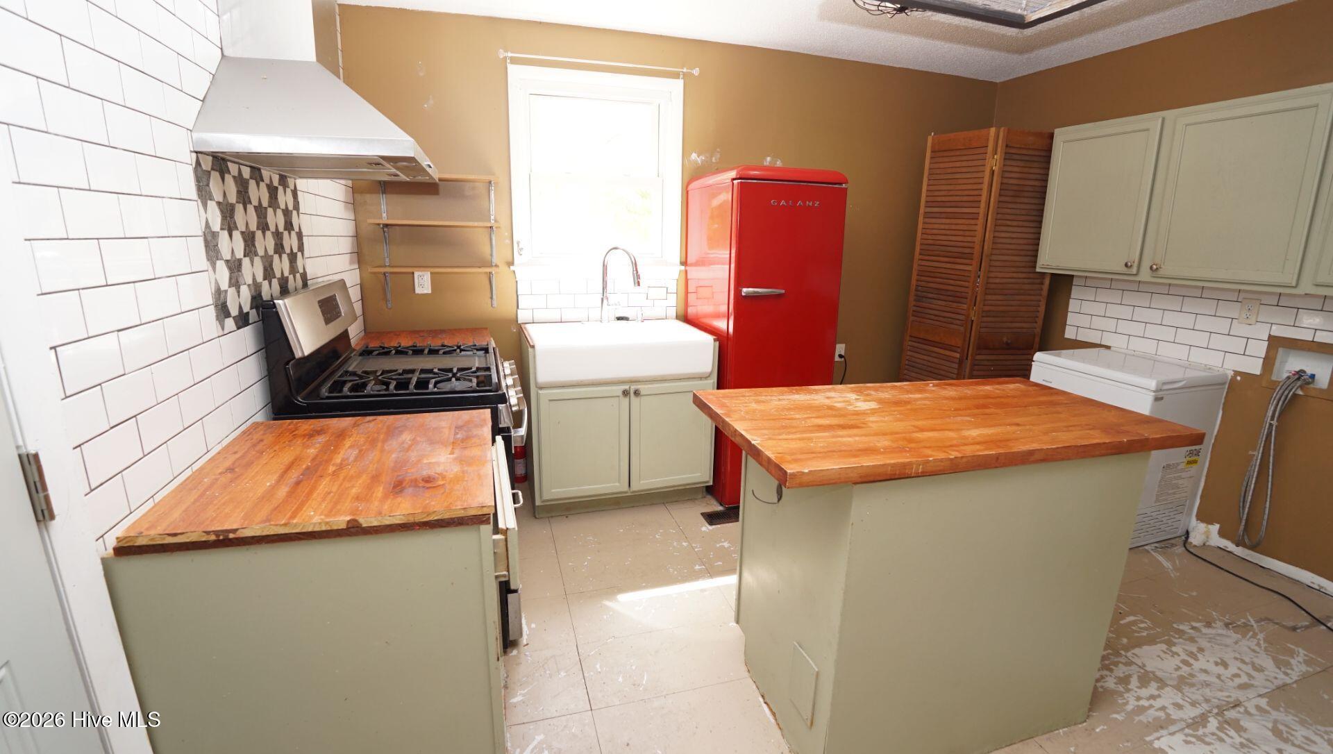 100566833 | Photo 12