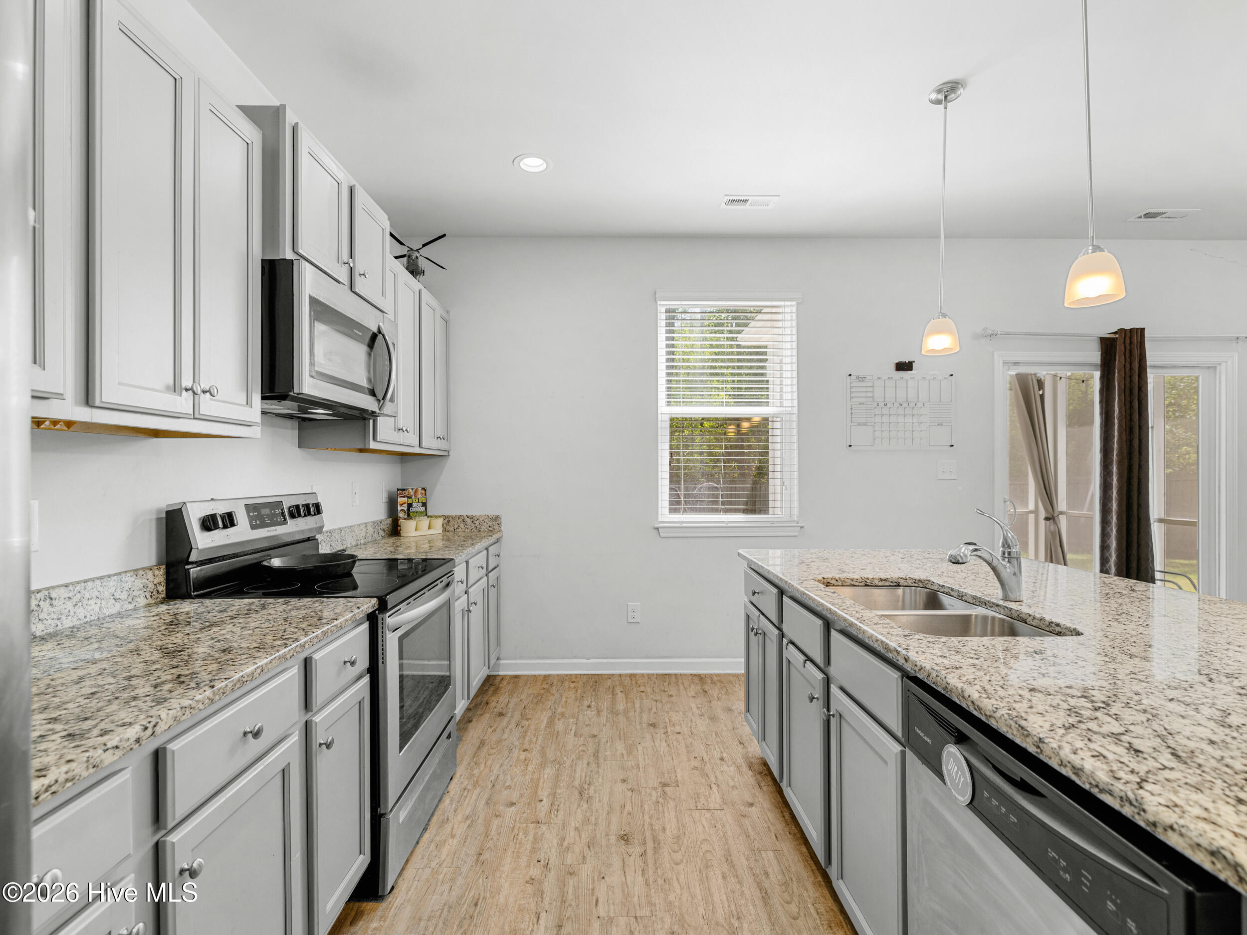 100567072 | Photo 18