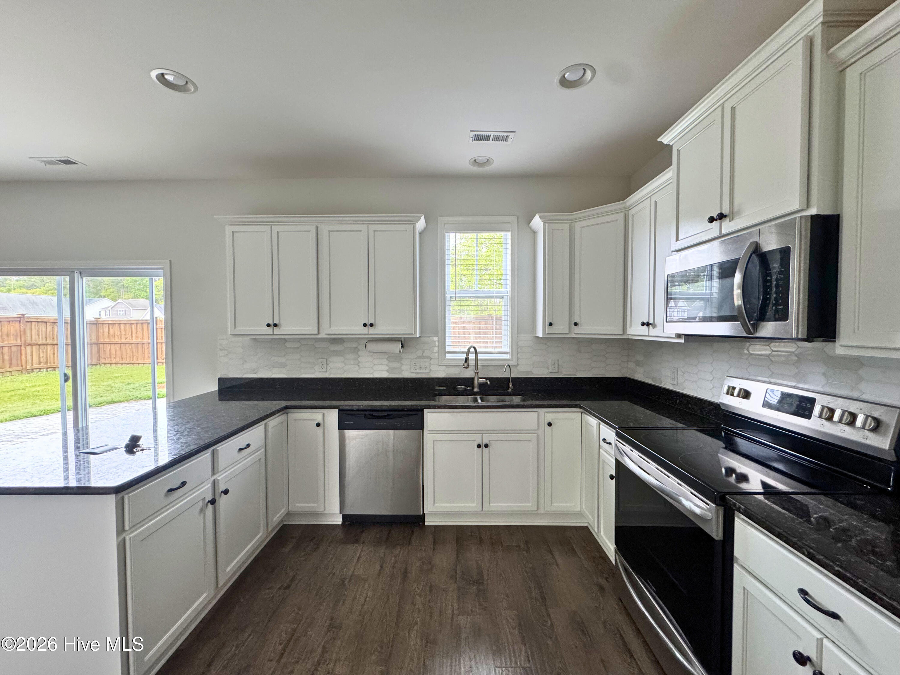 100566006 | Photo 25