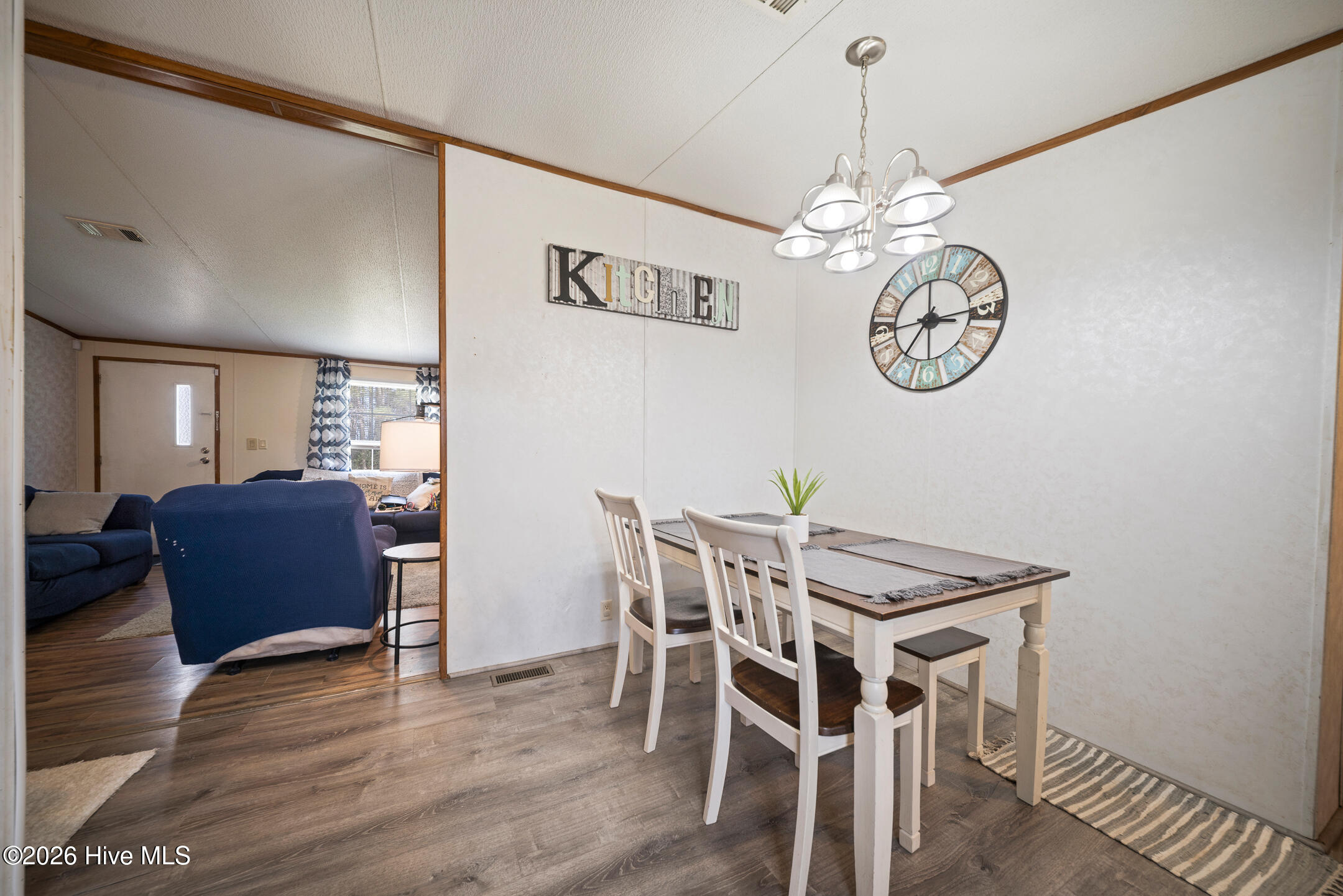 100561716 | Photo 16