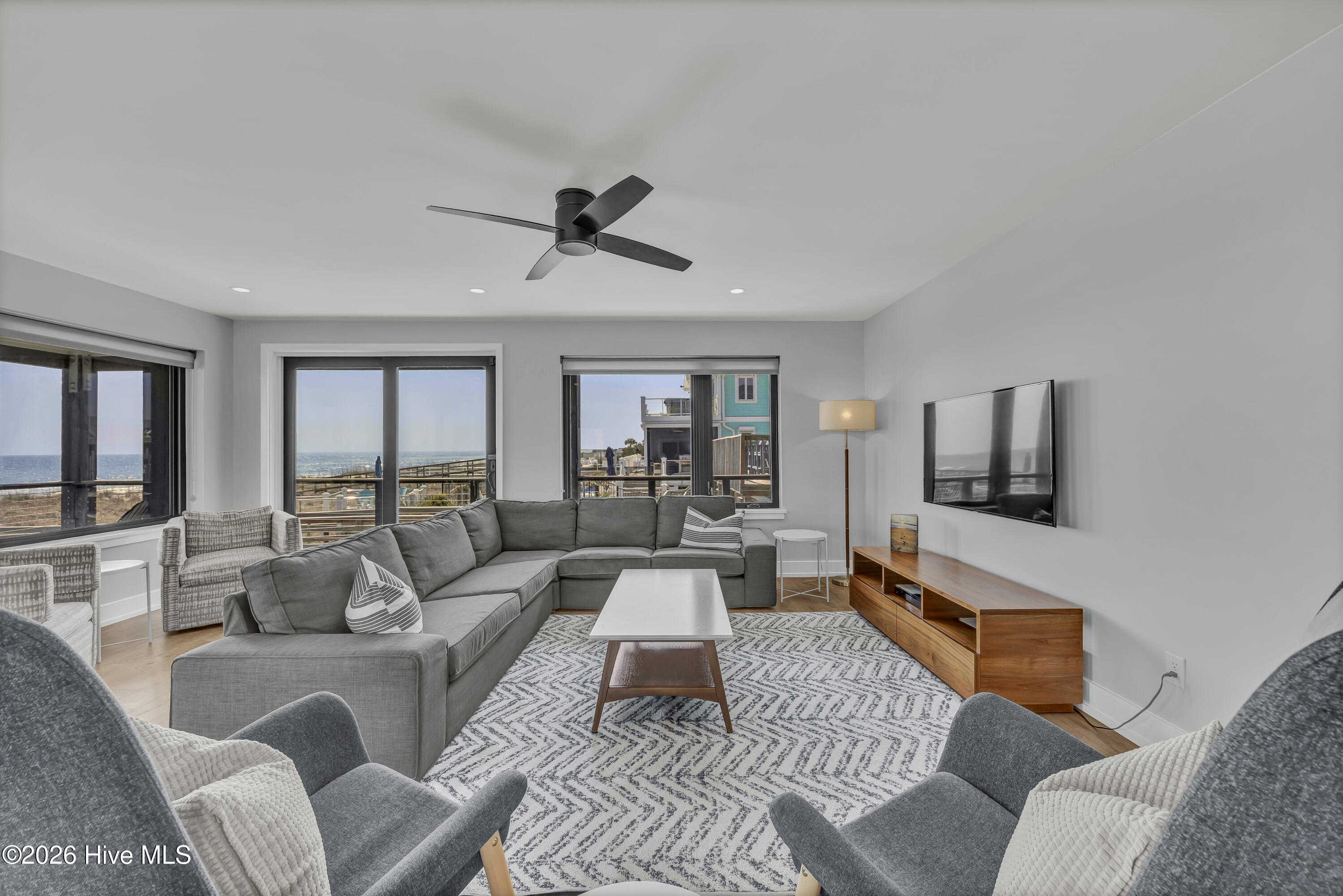 100565280 | Photo 48