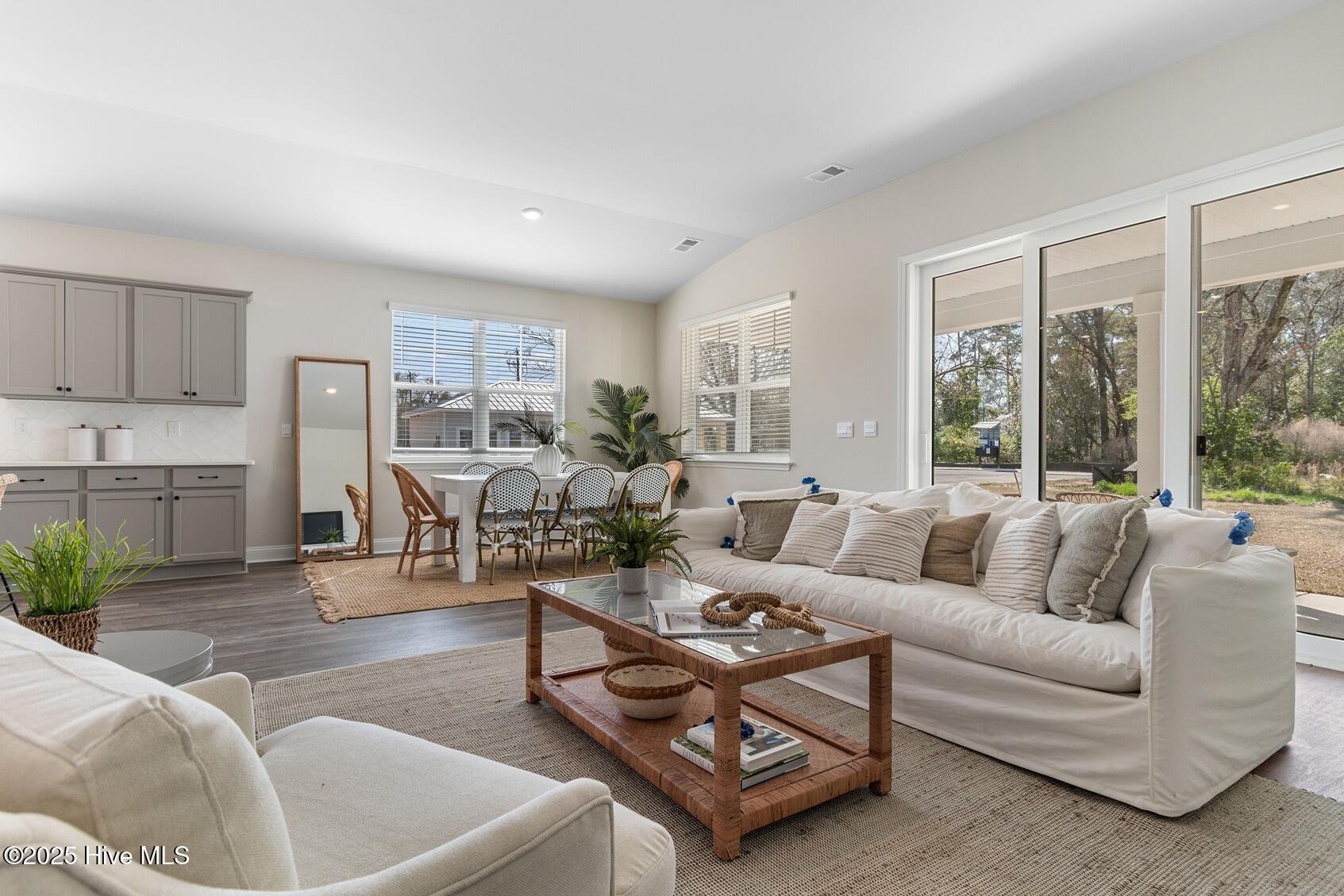 100565072 | Photo 15