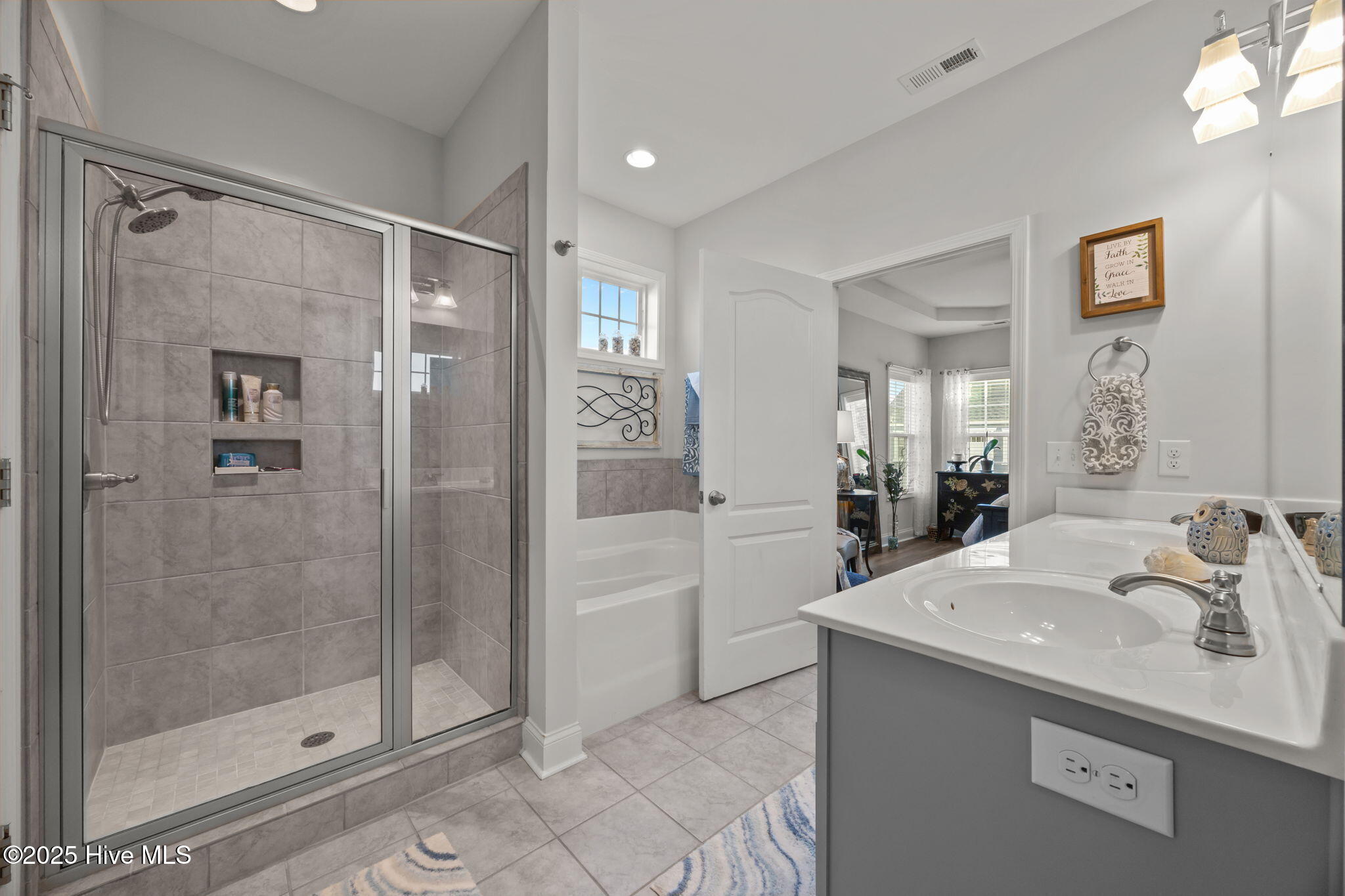 100544271 | Photo 44