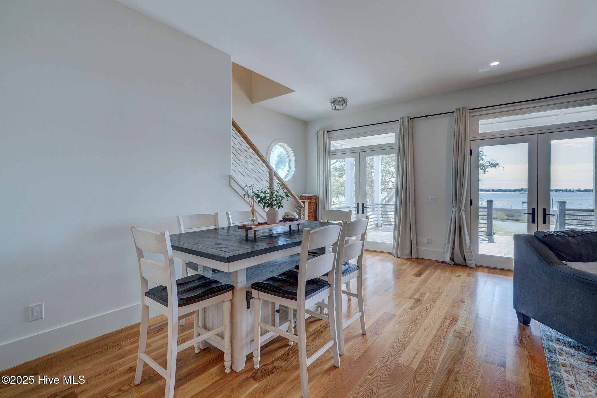 100556089 | Photo 12