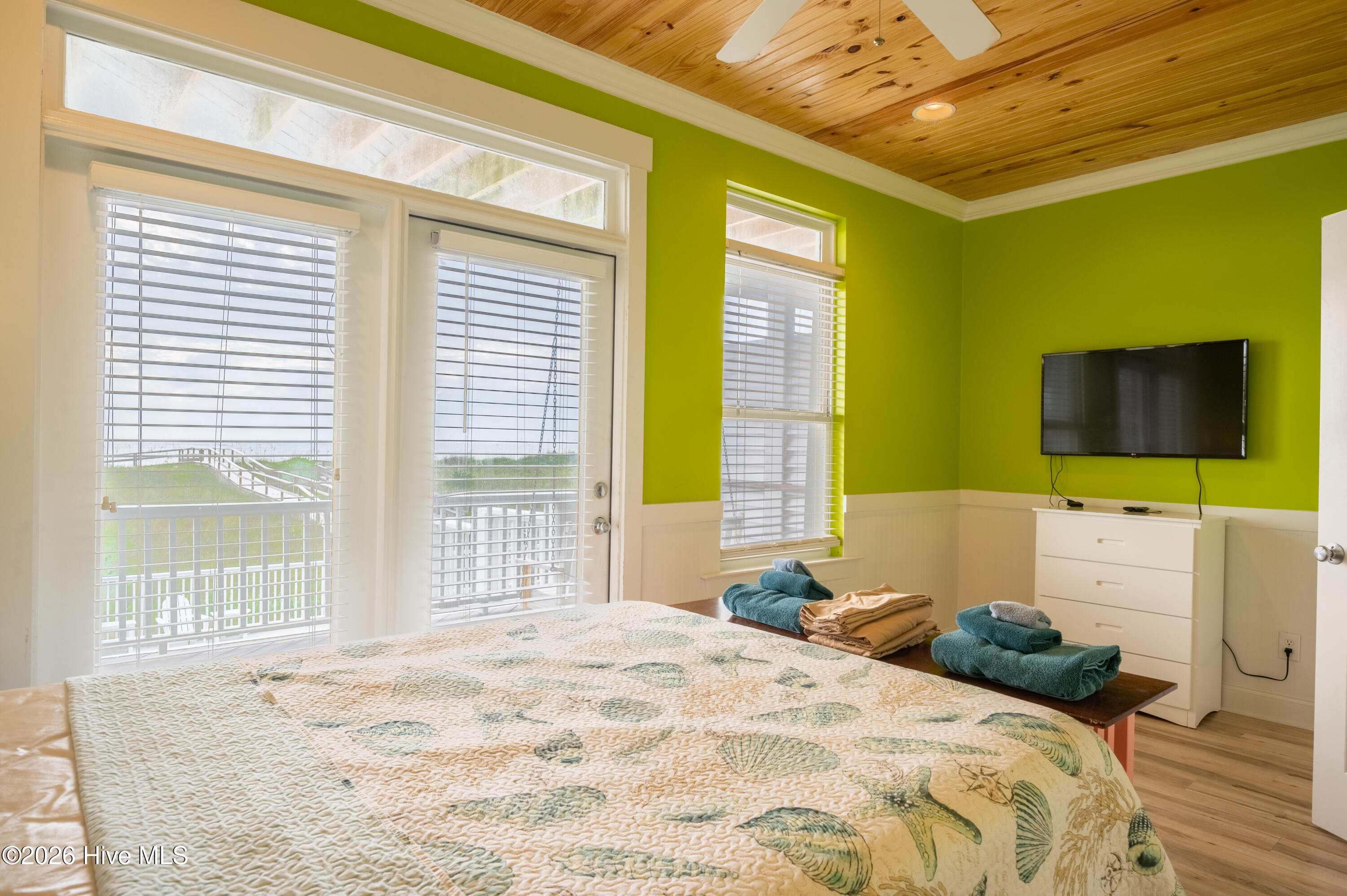 100550825 | Photo 28