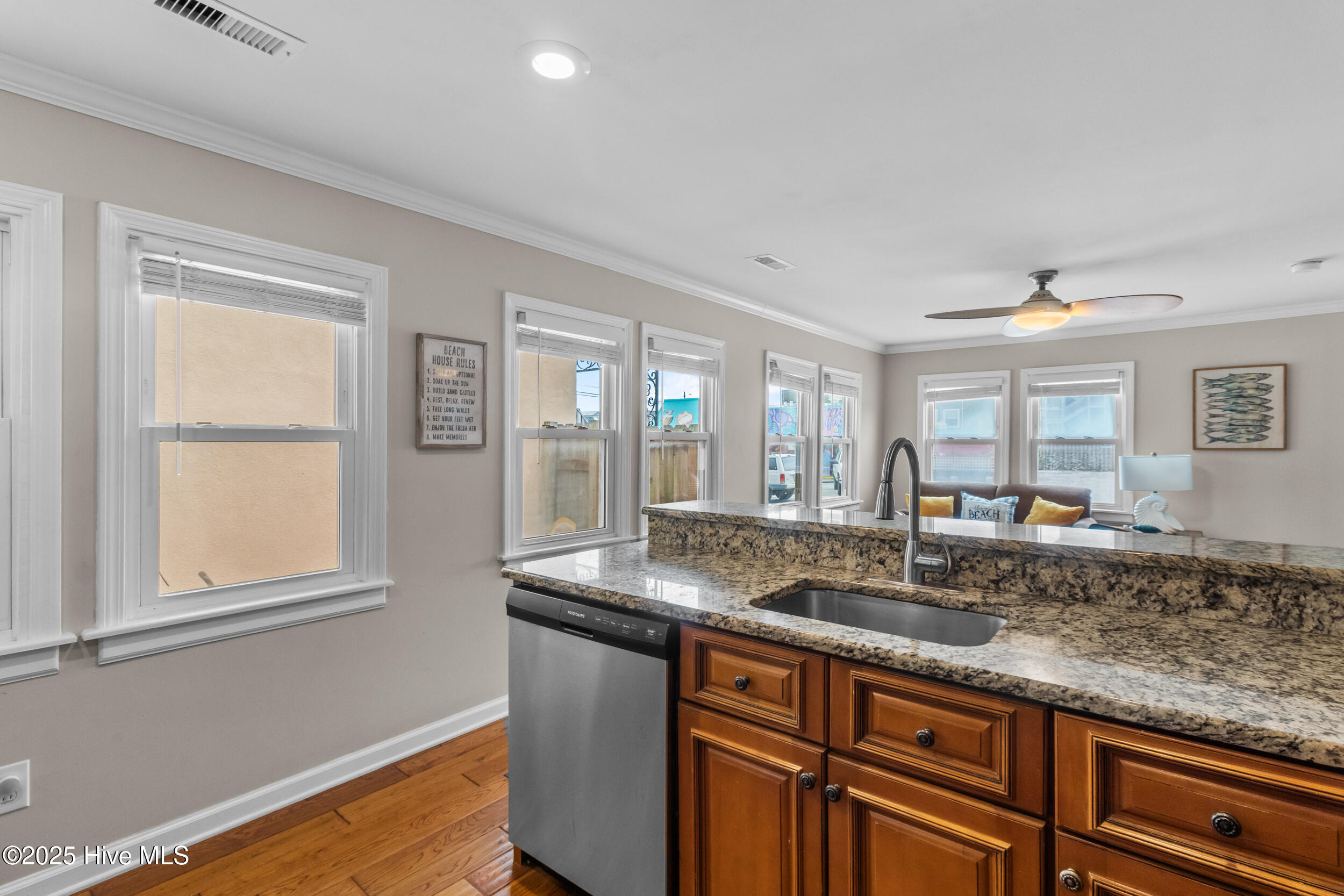 100560674 | Photo 15