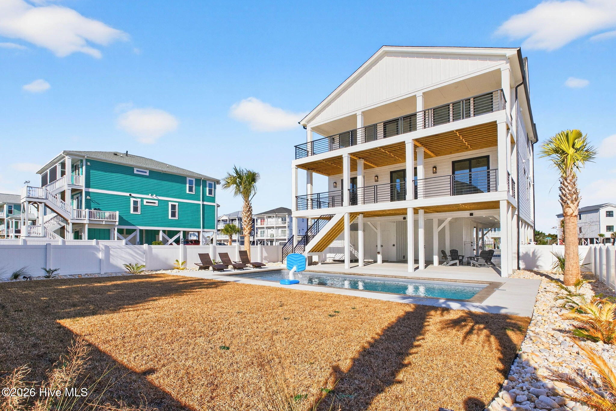 100570262 | Photo 71