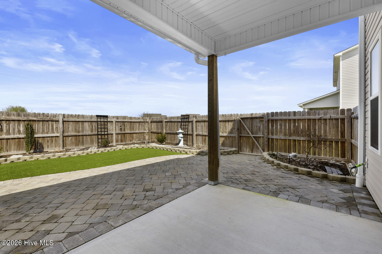 100560186 | Photo 28