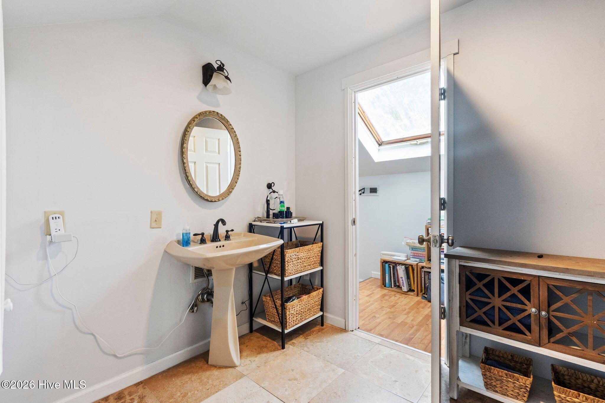 100570327 | Photo 52