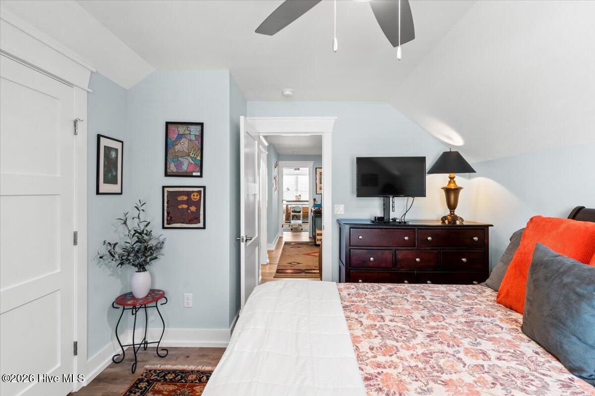 100547880 | Photo 37