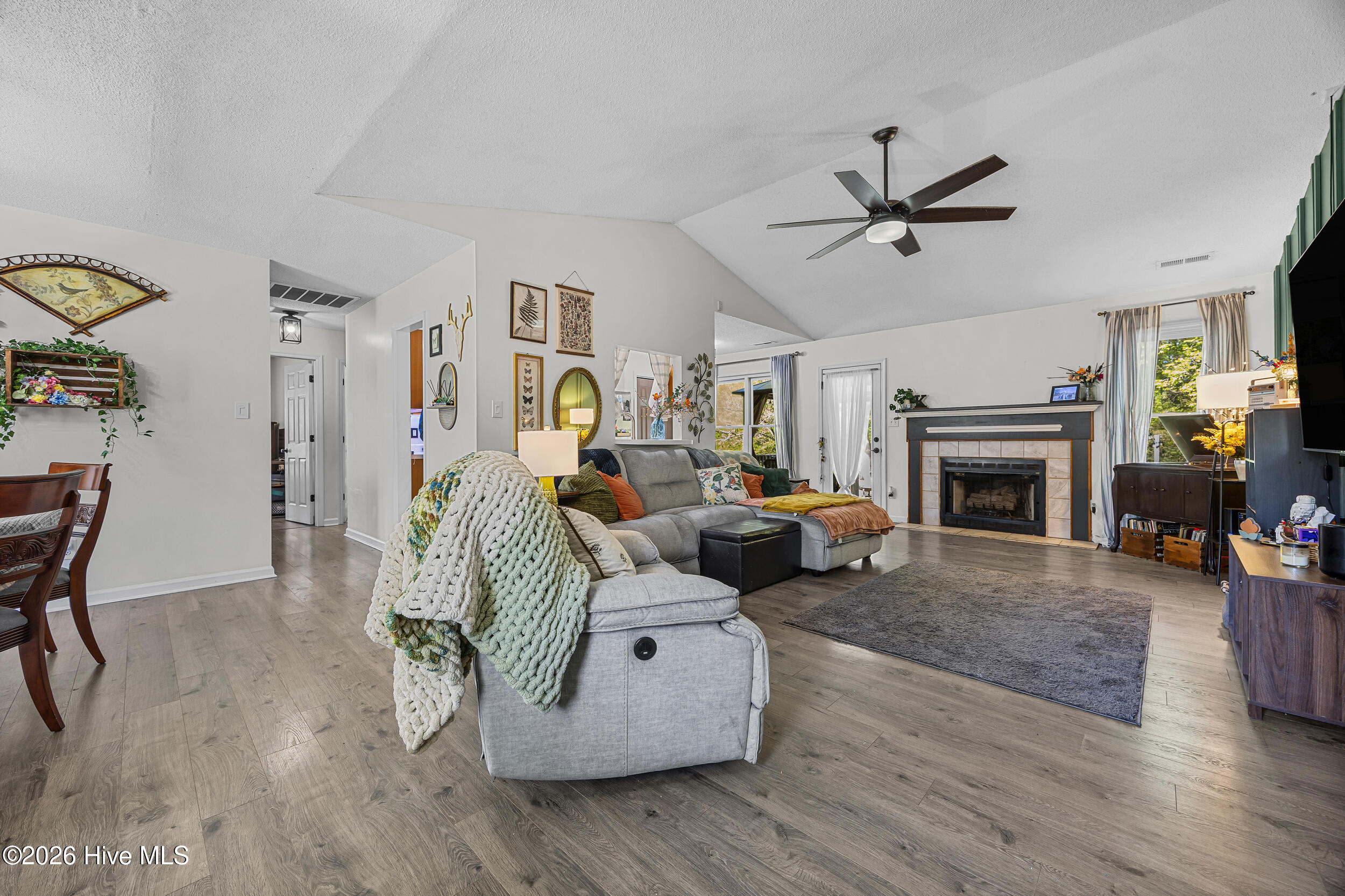 100566789 | Photo 16