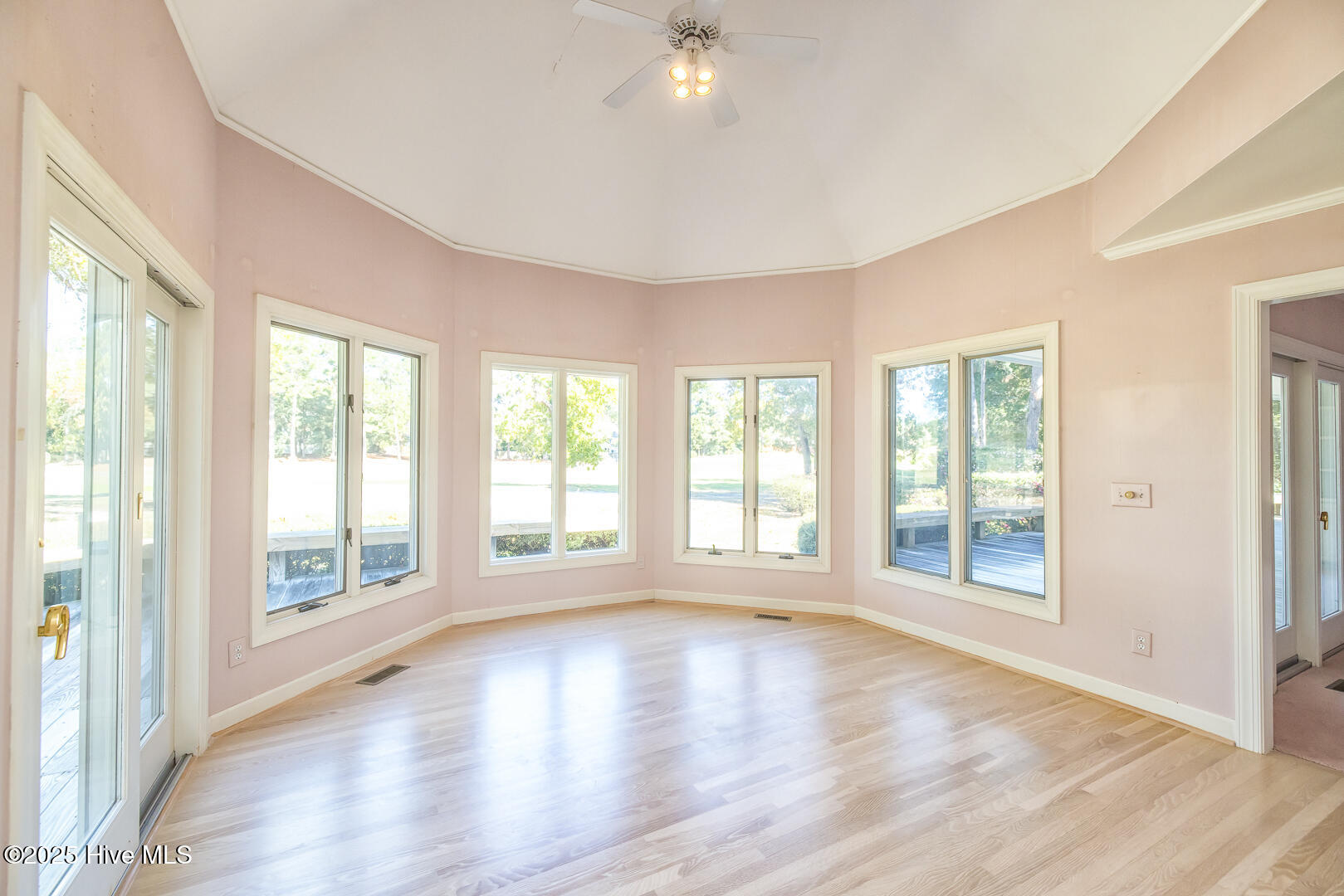 100544810 | Photo 17