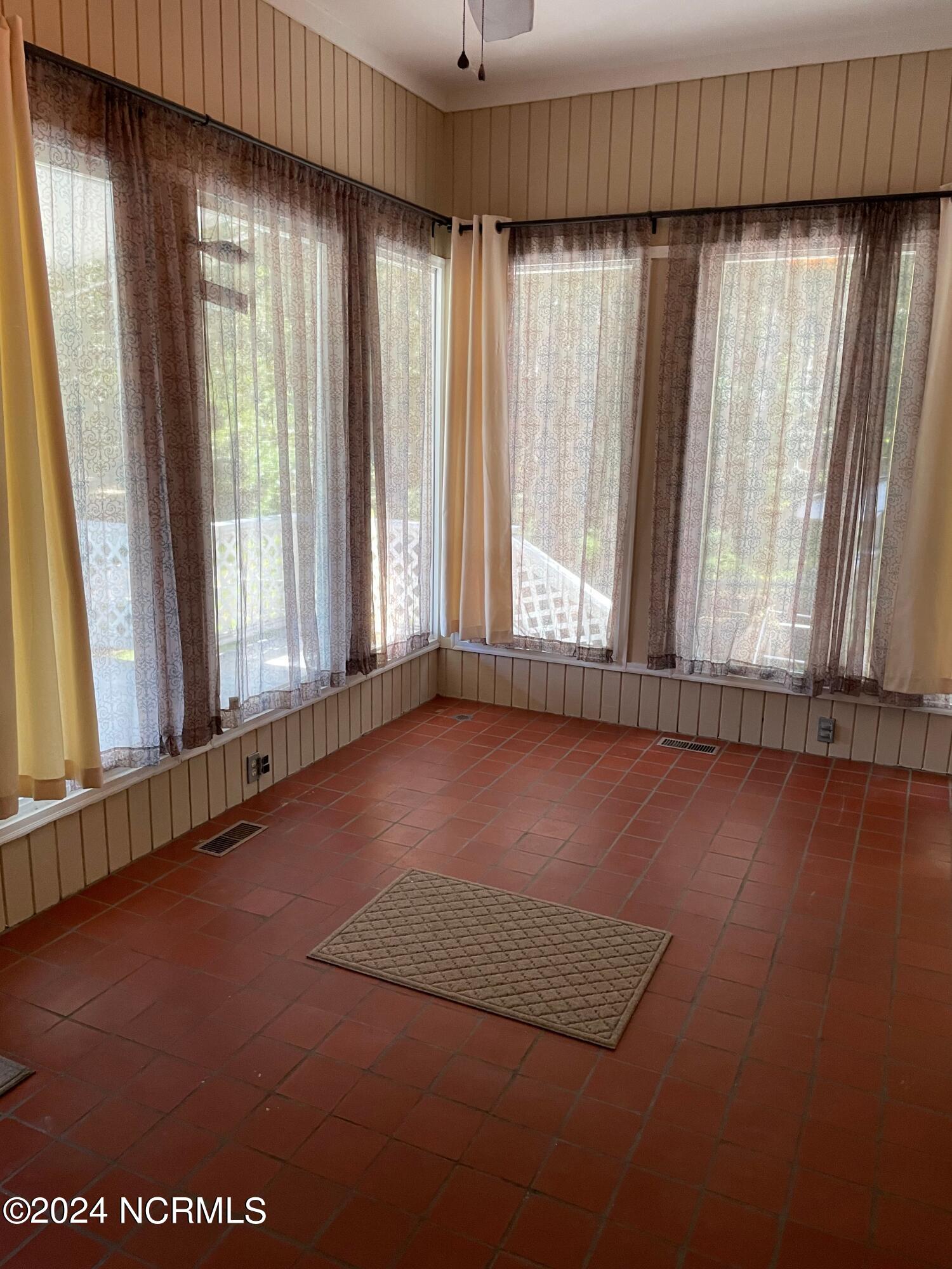 100560812 | Photo 28