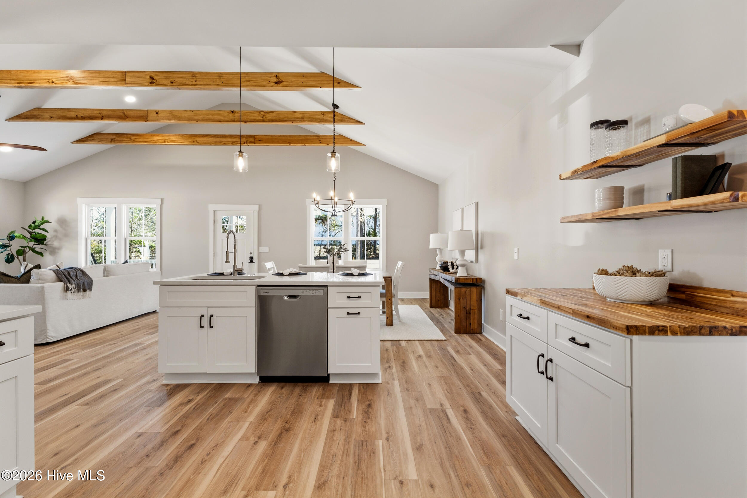 100557700 | Photo 23