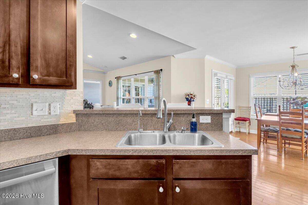 100567099 | Photo 35