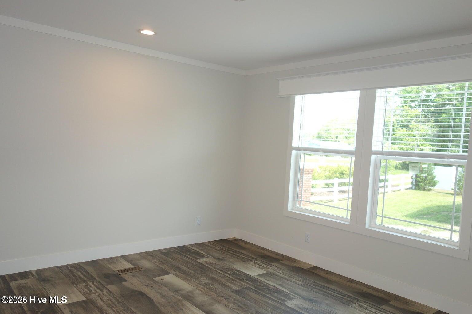 100569266 | Photo 12